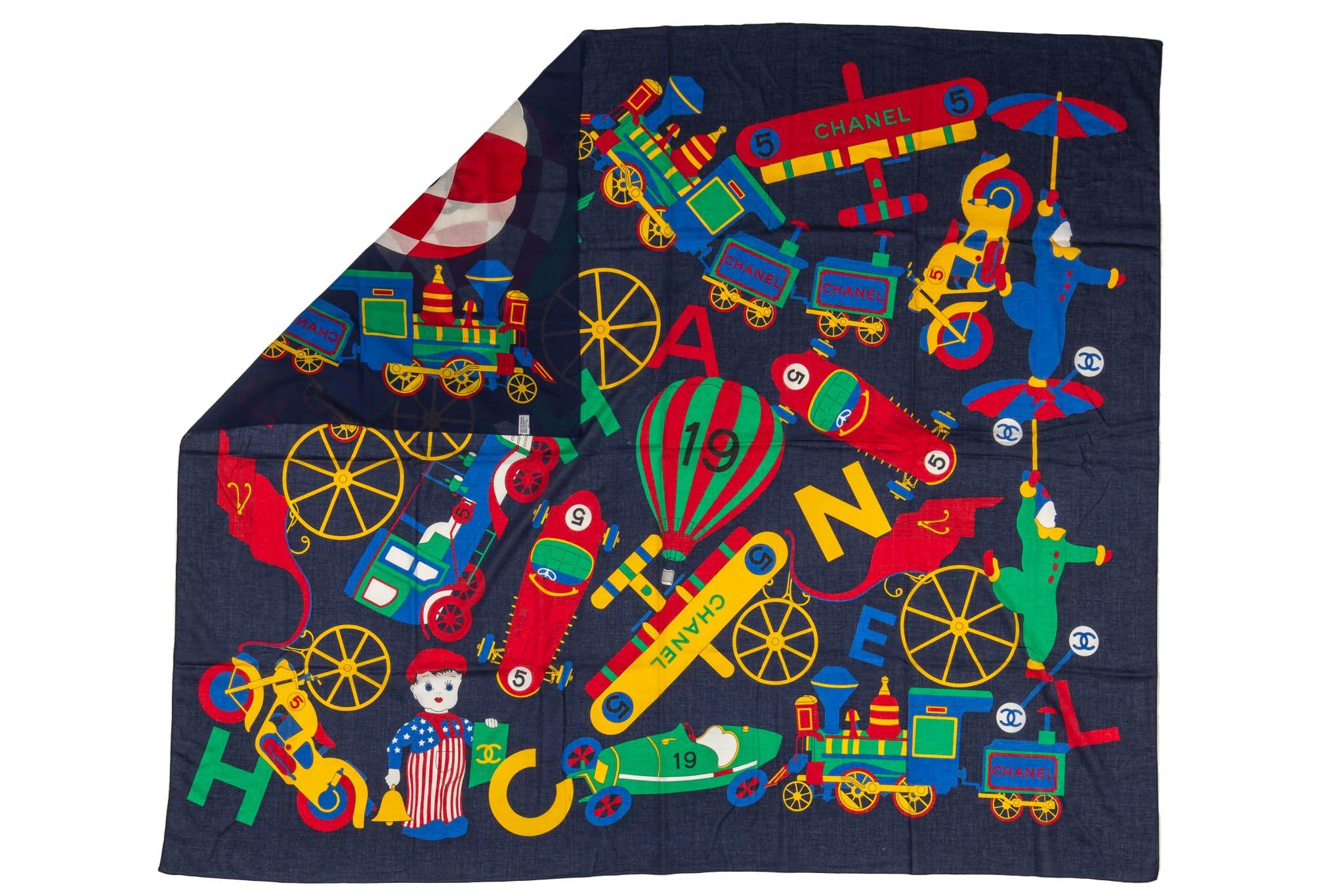 Chanel vintage marineblauer Baumwoll-Sarong mit Luftballons und Zügen. 
Kleine Flecken verstreut. 
Nur Label für die Zusammensetzung.