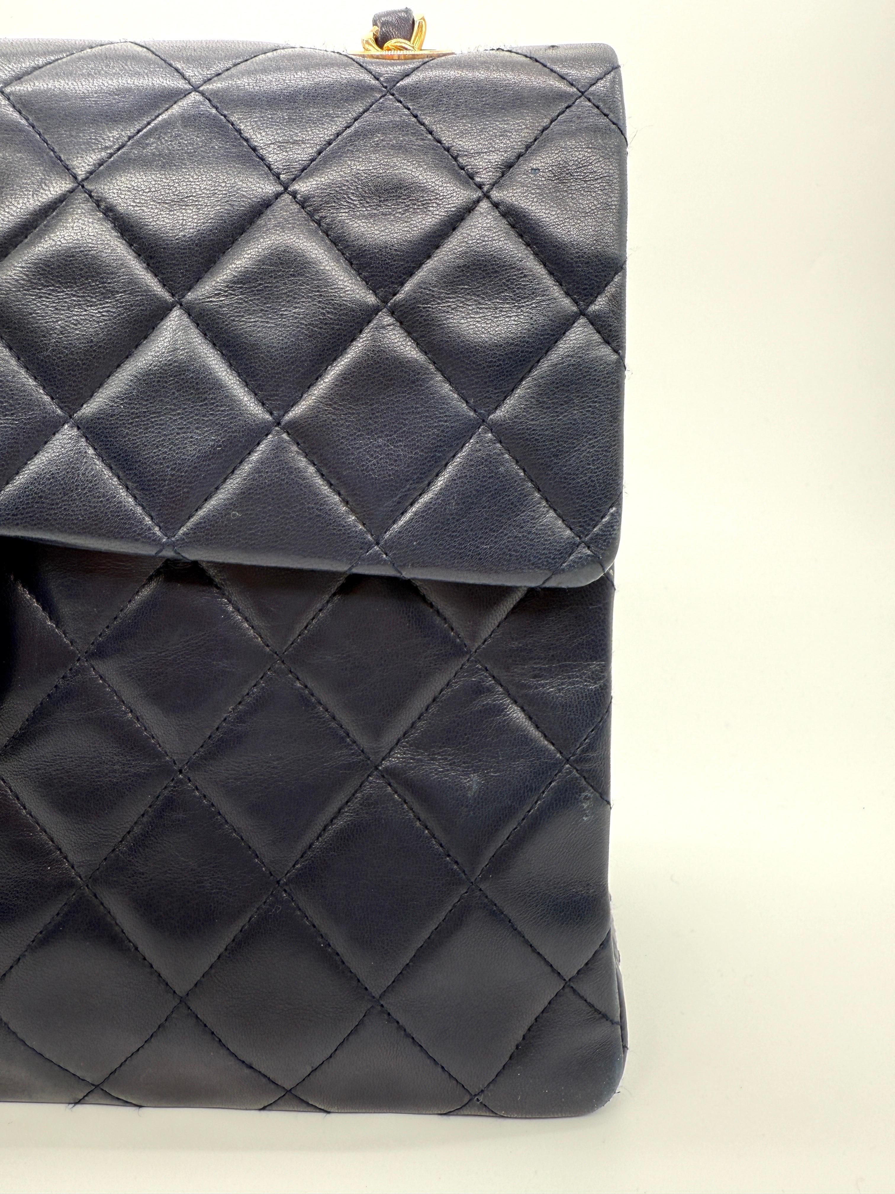 Chanel Vintage Navy Lammfell Maxi Flap Tasche im Angebot 5