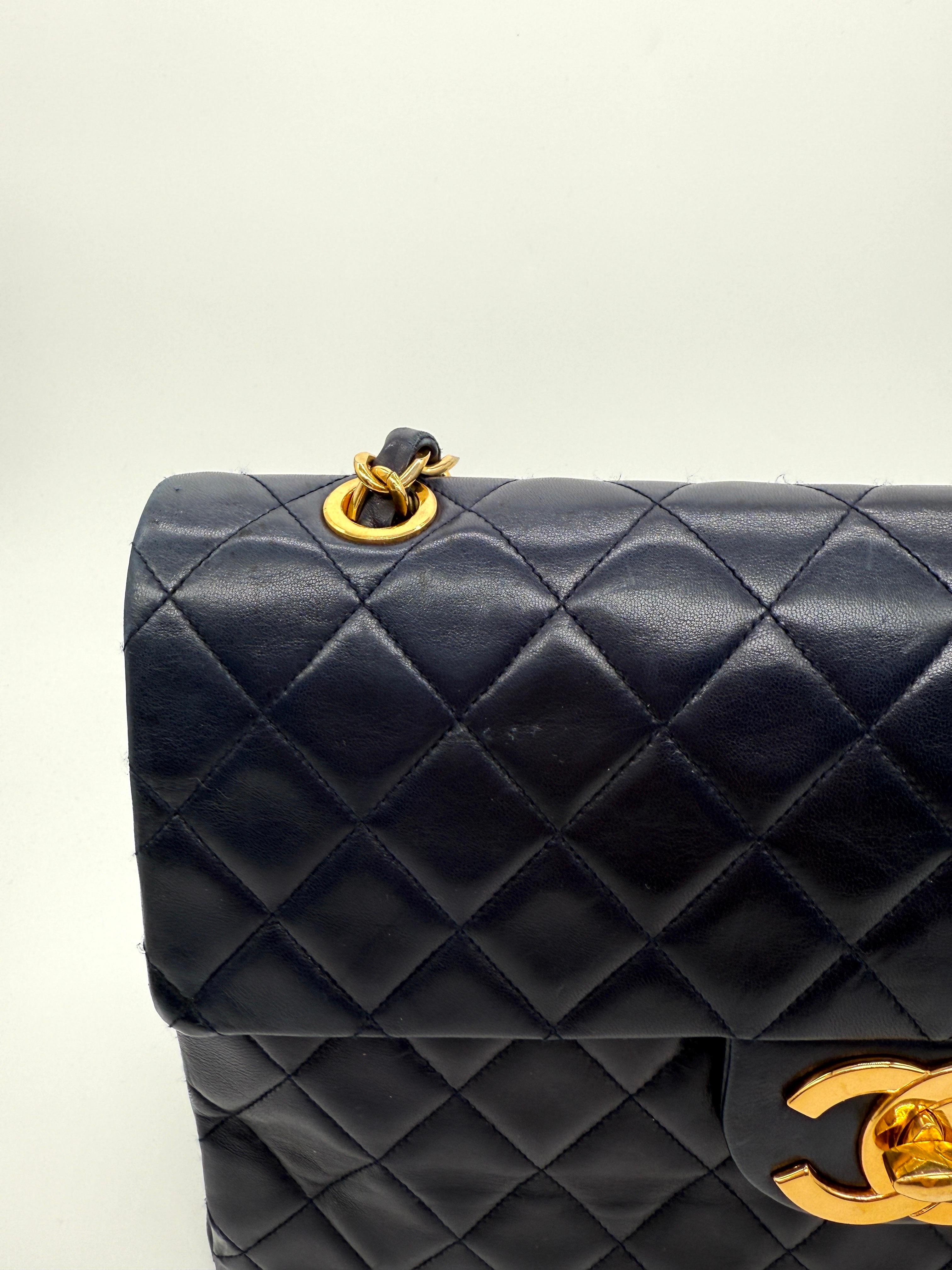 Chanel Vintage Navy Lammfell Maxi Flap Tasche im Angebot 6