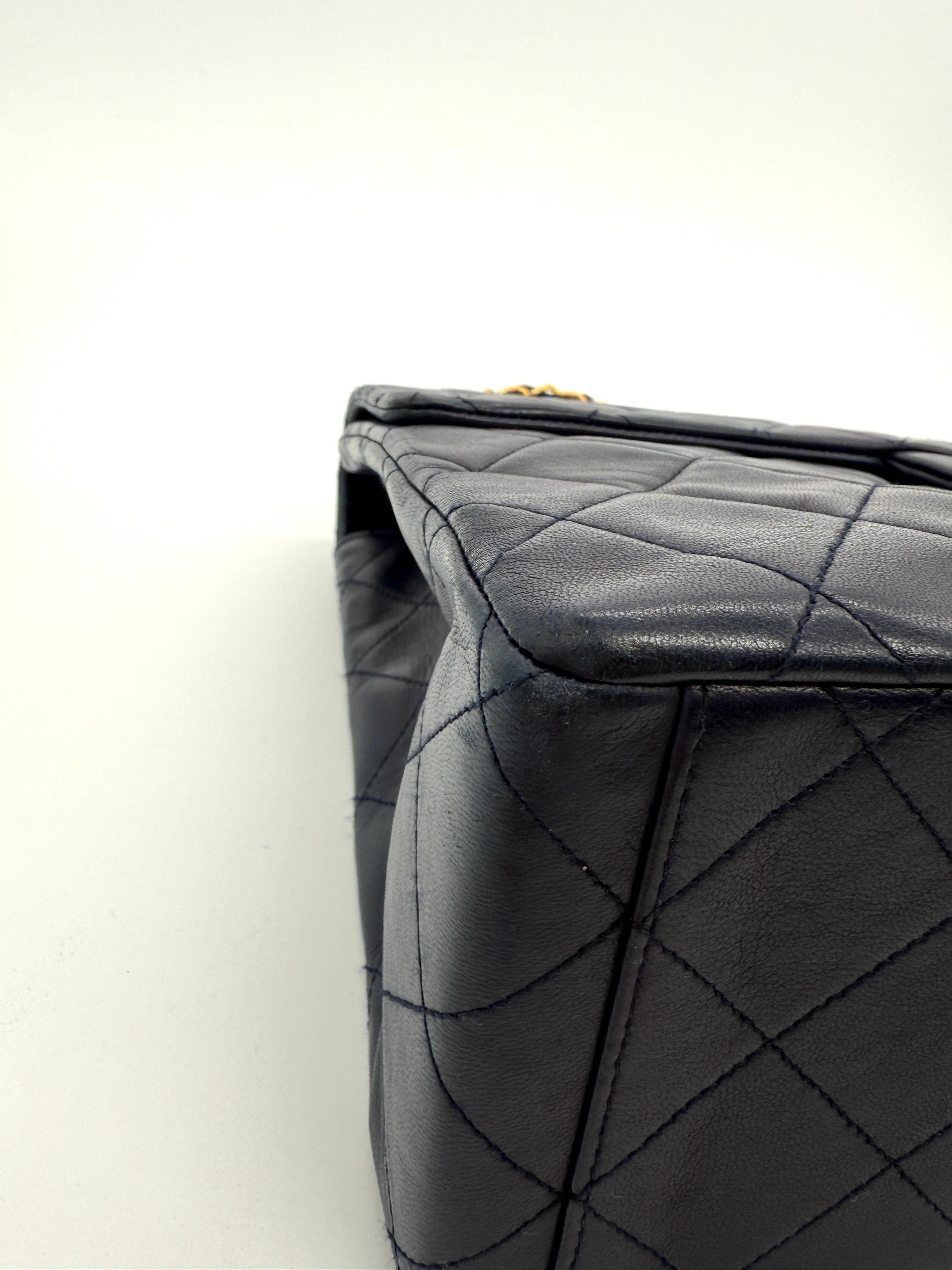 Chanel Vintage Navy Lammfell Maxi Flap Tasche im Angebot 10