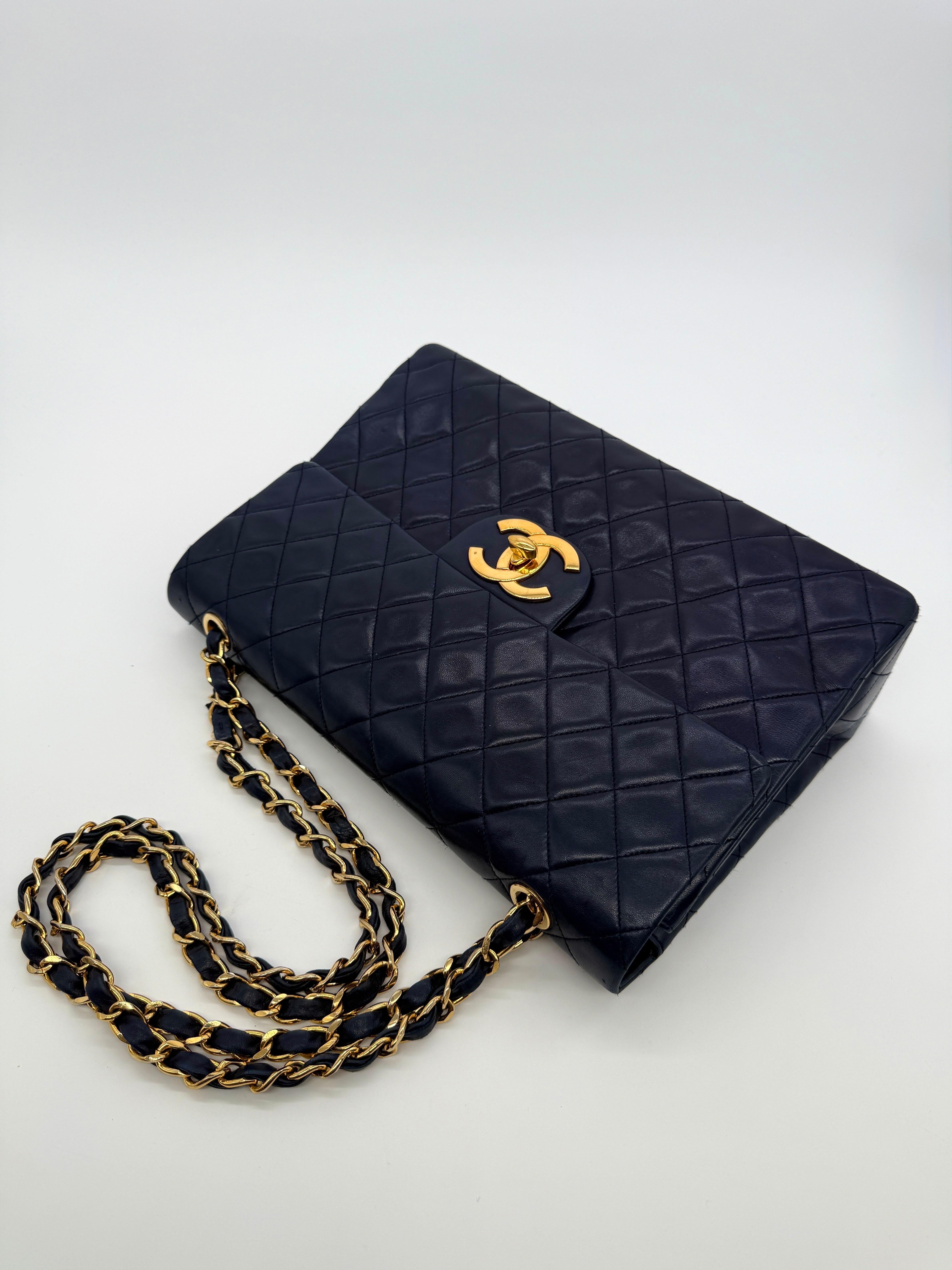 Chanel Vintage Navy Lammfell Maxi Flap Tasche im Angebot 11