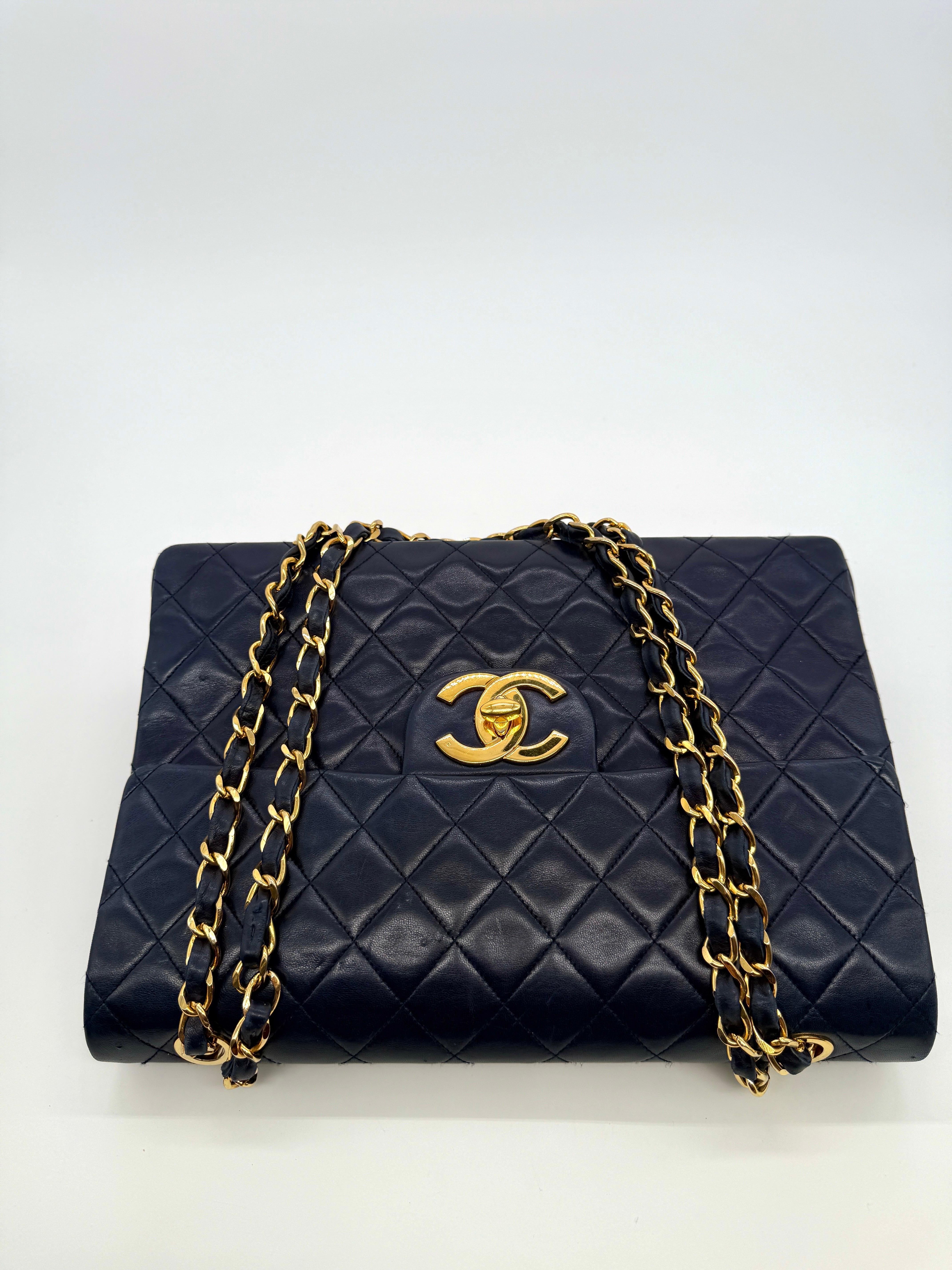 Chanel Vintage Navy Lammfell Maxi Flap Tasche im Angebot 12