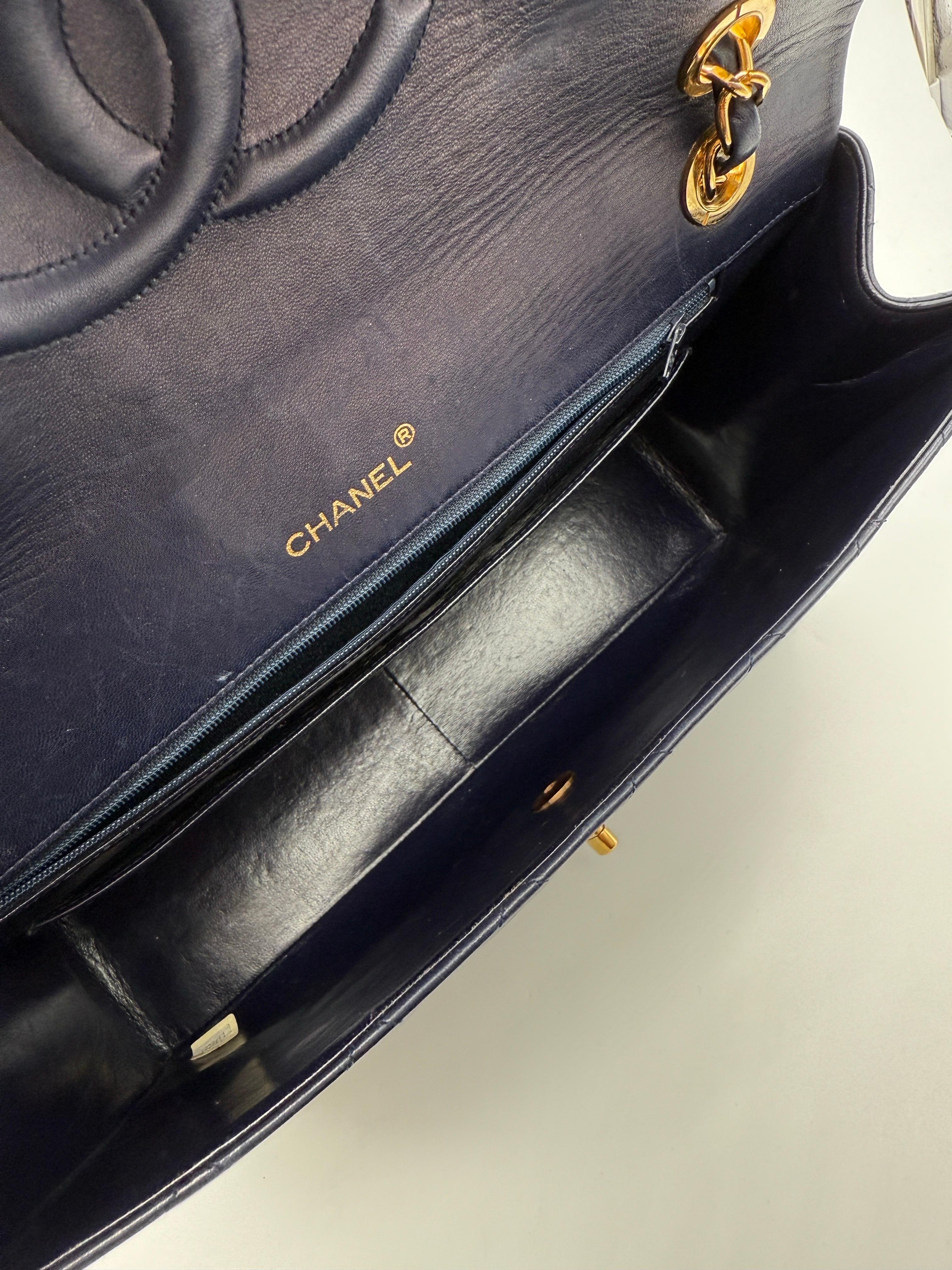 Chanel Vintage Navy Lammfell Maxi Flap Tasche (Schwarz) im Angebot