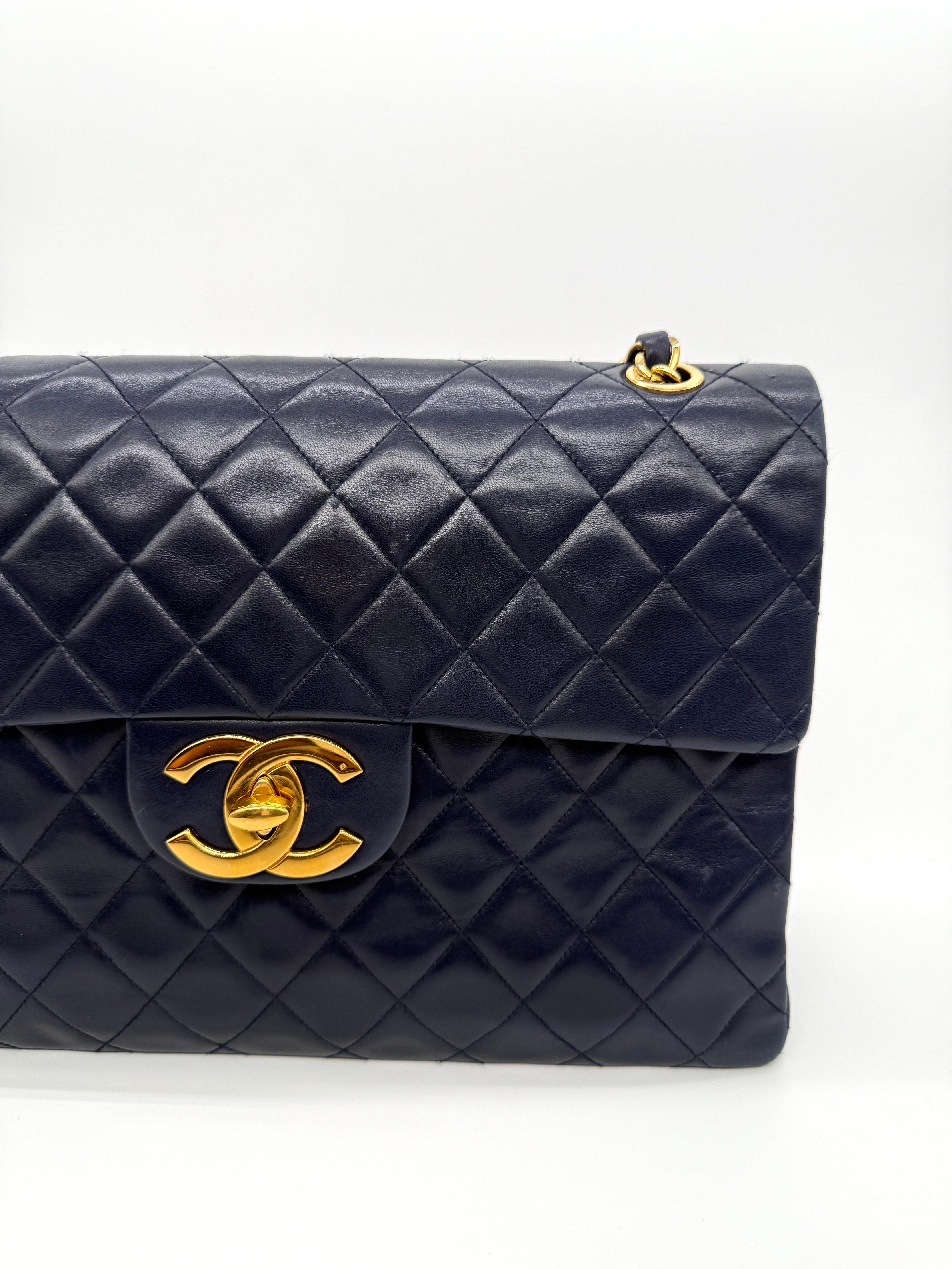 Chanel Vintage Navy Lammfell Maxi Flap Tasche Damen im Angebot