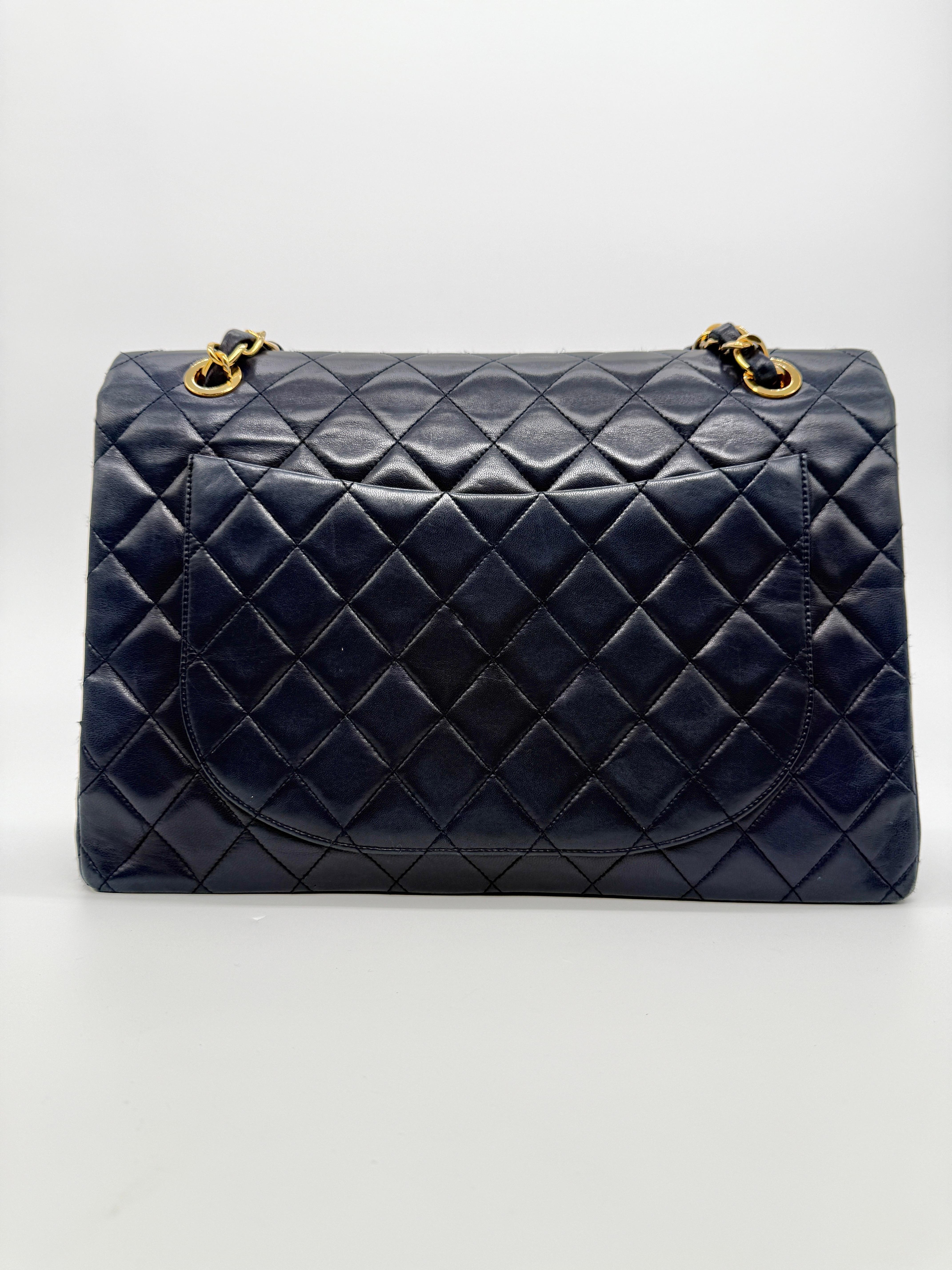 Chanel Vintage Navy Lammfell Maxi Flap Tasche im Angebot 1