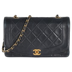 Chanel Vintage Marineblaue Diana-Klappentasche aus gestepptem Lammfell Medium