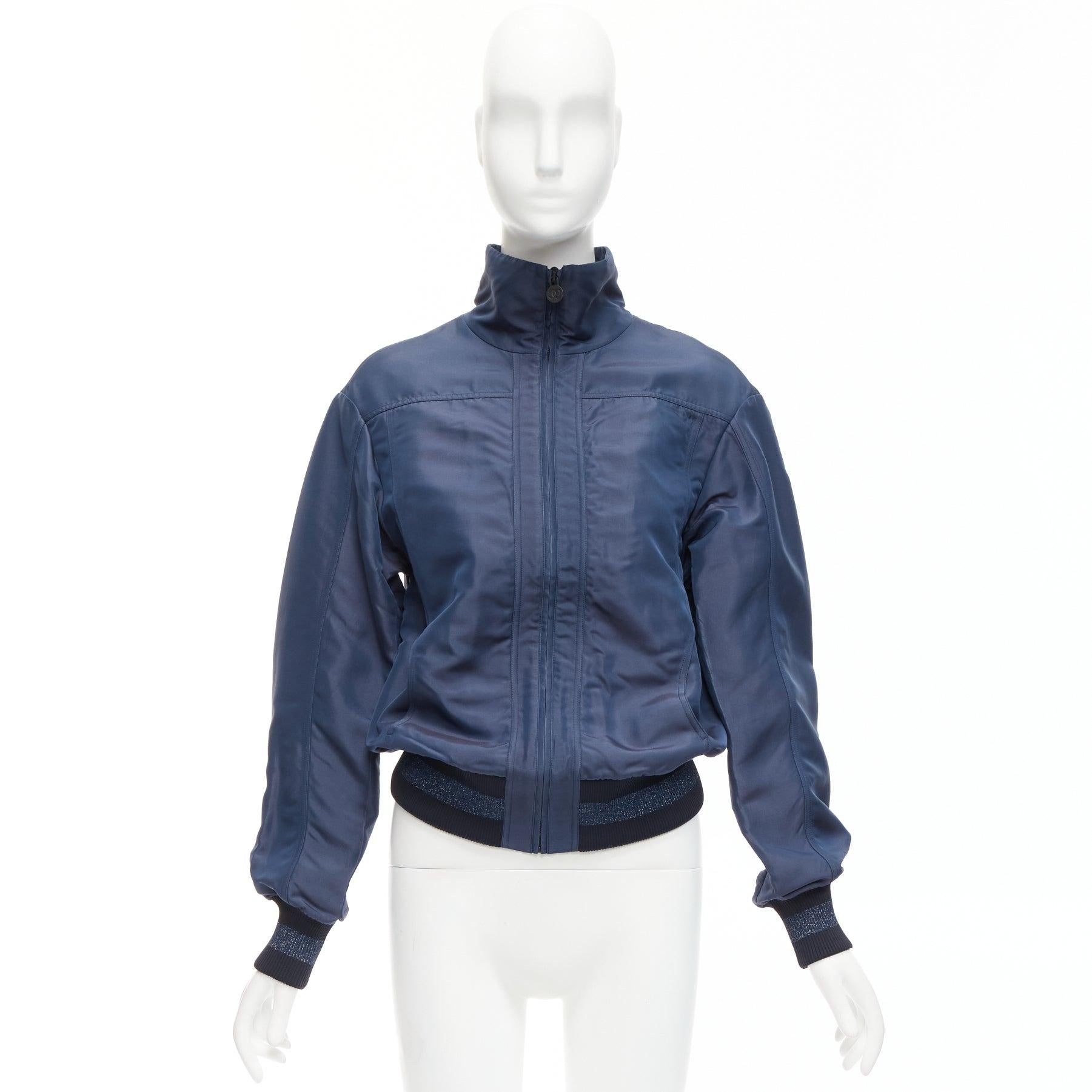 CHANEL Vintage Marineblaue Bomberjacke aus Viskose und Seide mit CC-Logo und Reißverschluss FR34 XS im Angebot 6