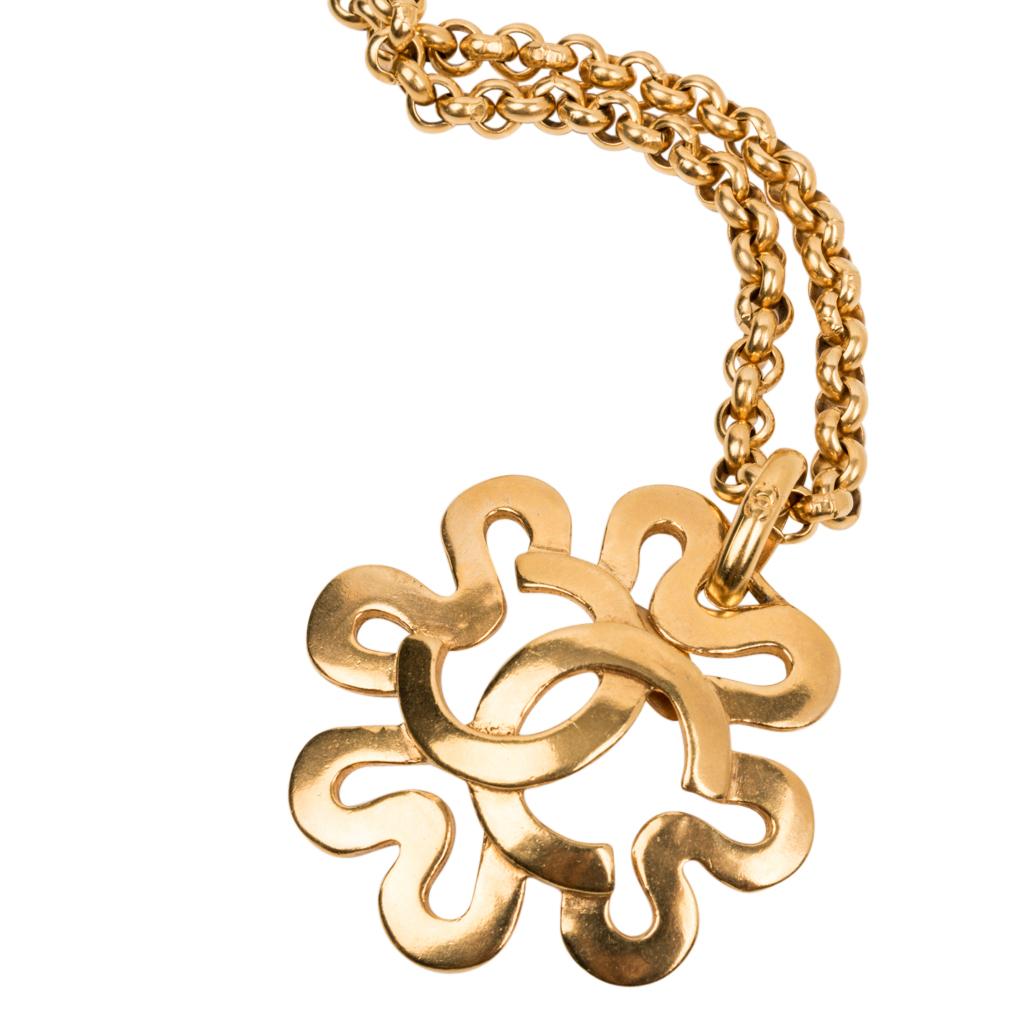 The medallion is that of an abstract cut out flower with the signature CC in the center.
Gorgeous small thick gold links.
Rear has signature dated stamp.
Necklace drop measures 11.5