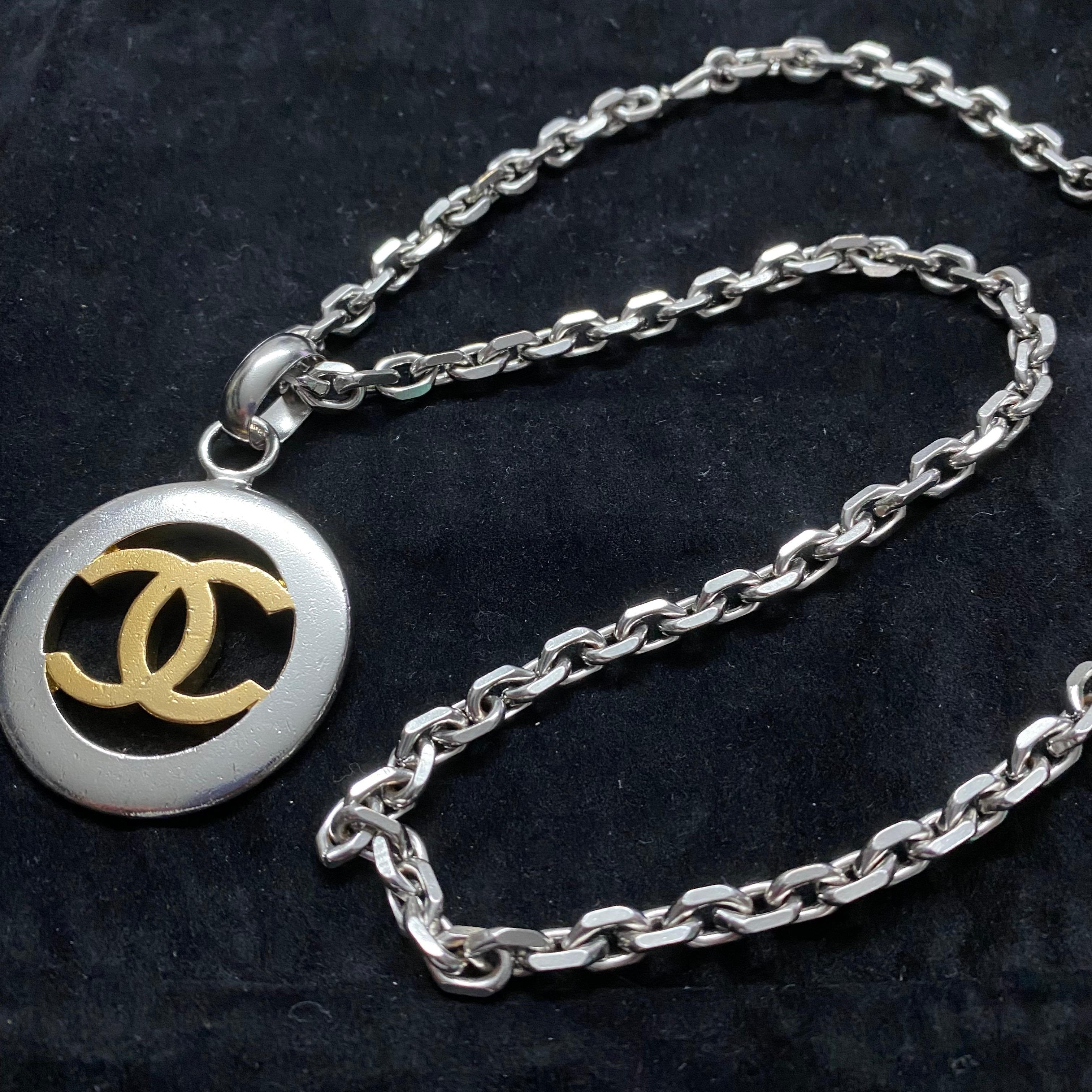 Women's Chanel Vintage -  Necklace with CC pendant in Gold and Silver coated Metal