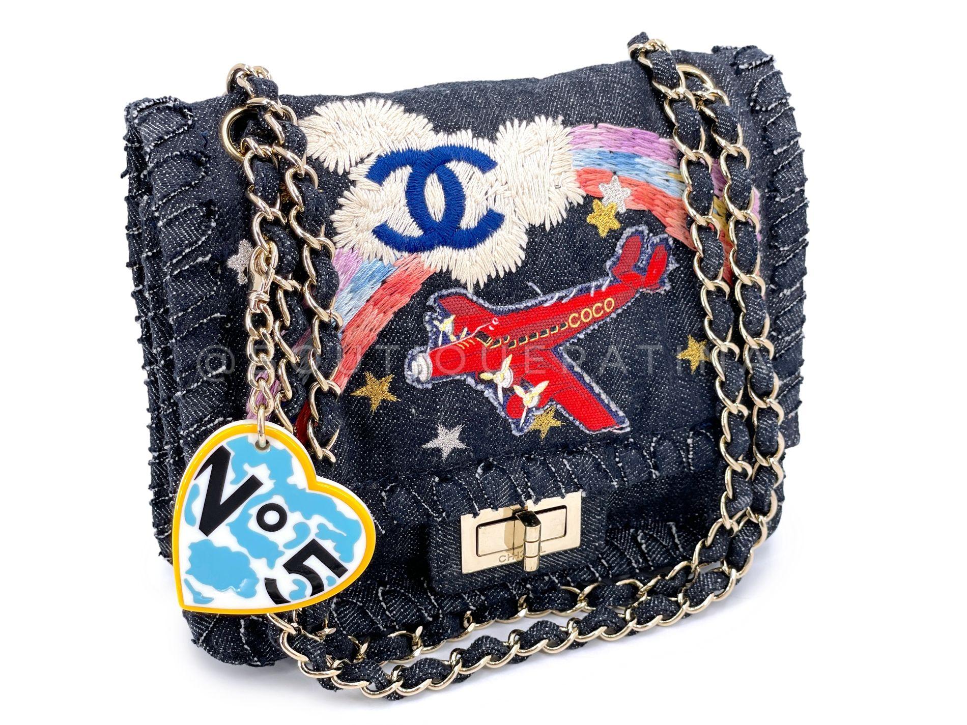 Artículo de la tienda: 68379
Este Chanel 2006 Vintage Night Flight Denim Reissue Airplane Rainbow Bag 24k GHW es otra pieza de coleccionista, de la edición de 2006 de Karl Lagerfeld. 

Durante 20 años, Boutique Patina se ha especializado en la