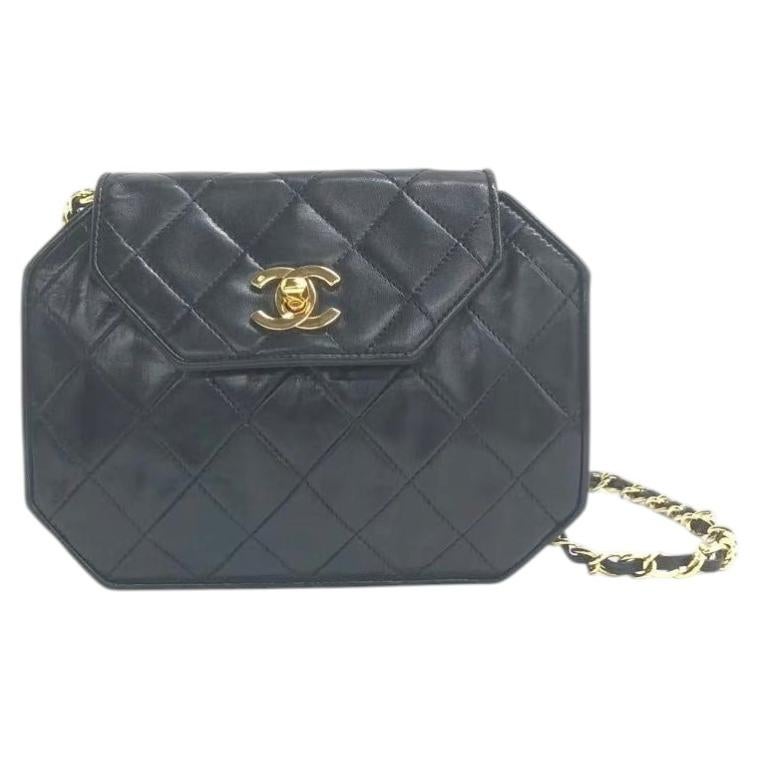 Petit sac Chanel vintage octogonal en cuir d'agneau noir matelassé, avec finitions dorées