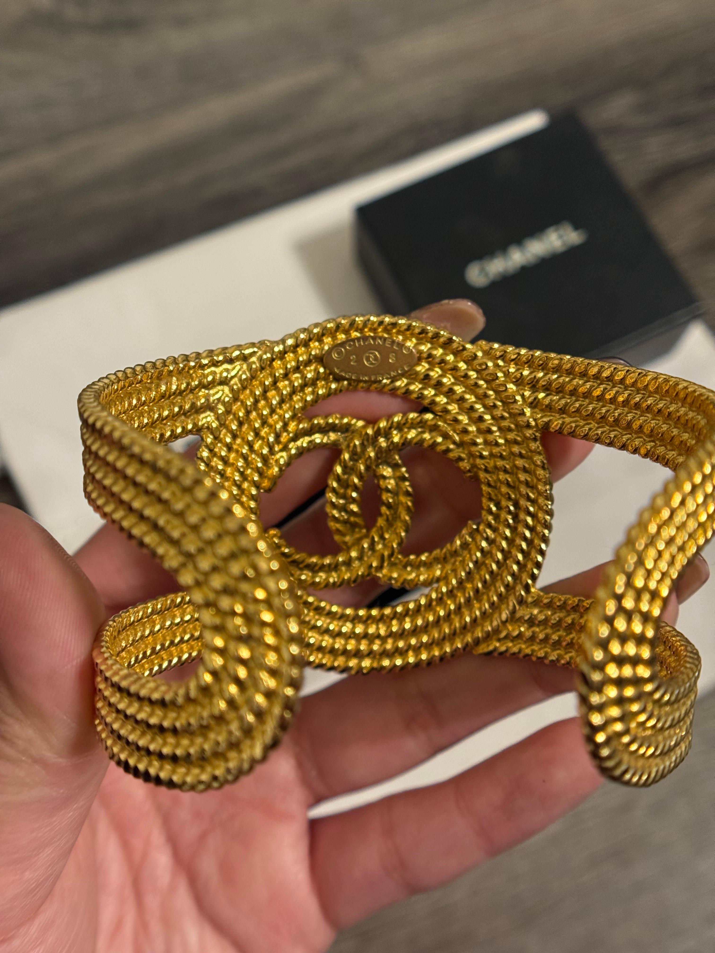 Chanel Vintage Pulsera Calada CC Oro en venta 6