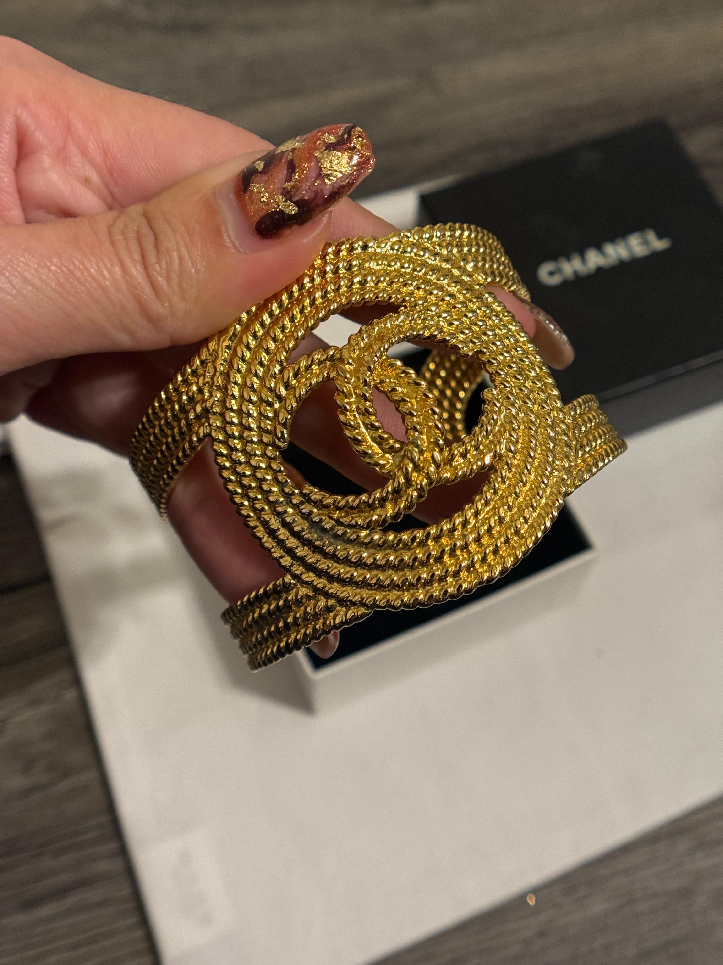 Chanel Vintage Pulsera Calada CC Oro en venta 7