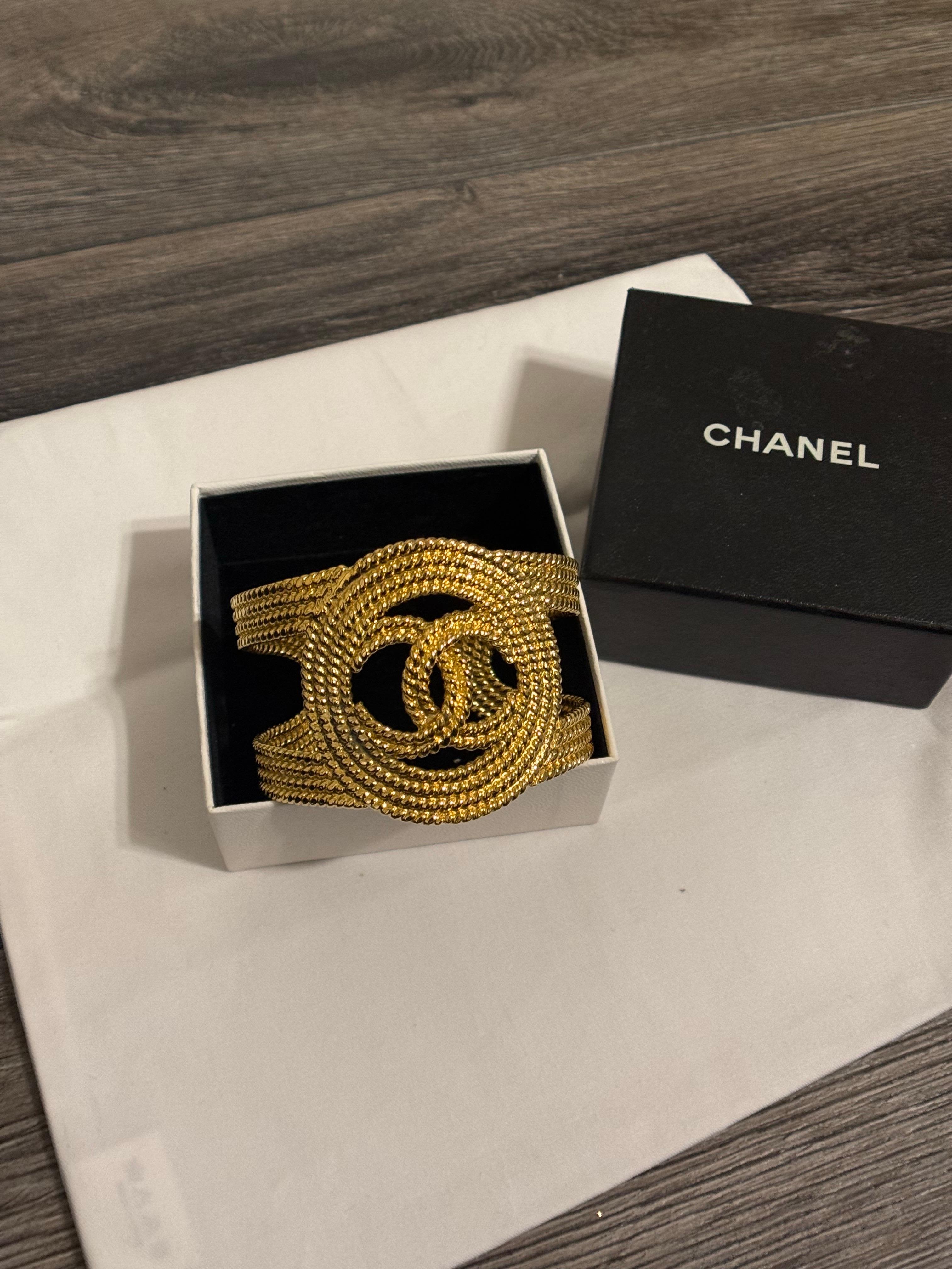 Chanel Vintage Pulsera Calada CC Oro en venta 8