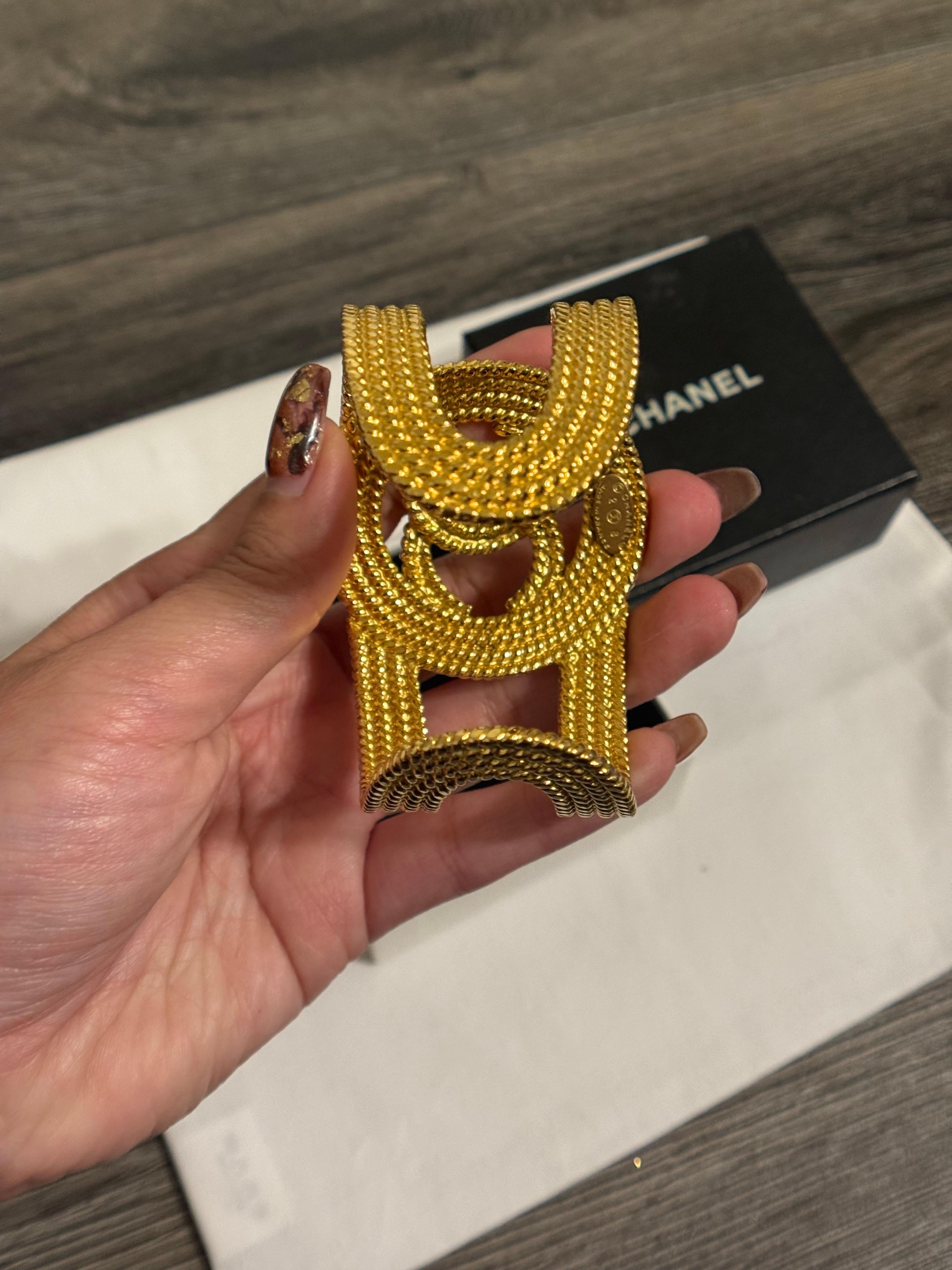 Chanel Vintage Pulsera Calada CC Oro en Bueno estado para la venta en Bellevue, WA