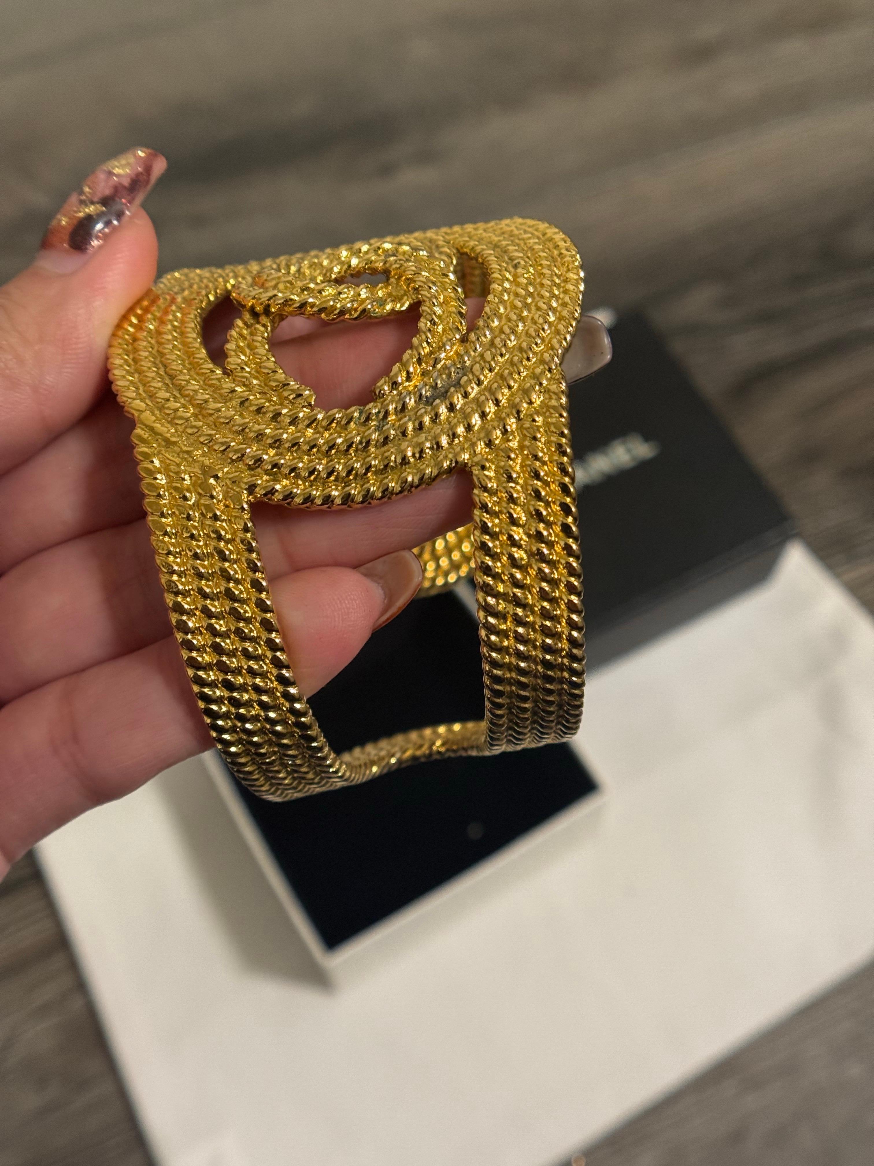 Femenino o masculino Chanel Vintage Pulsera Calada CC Oro en venta