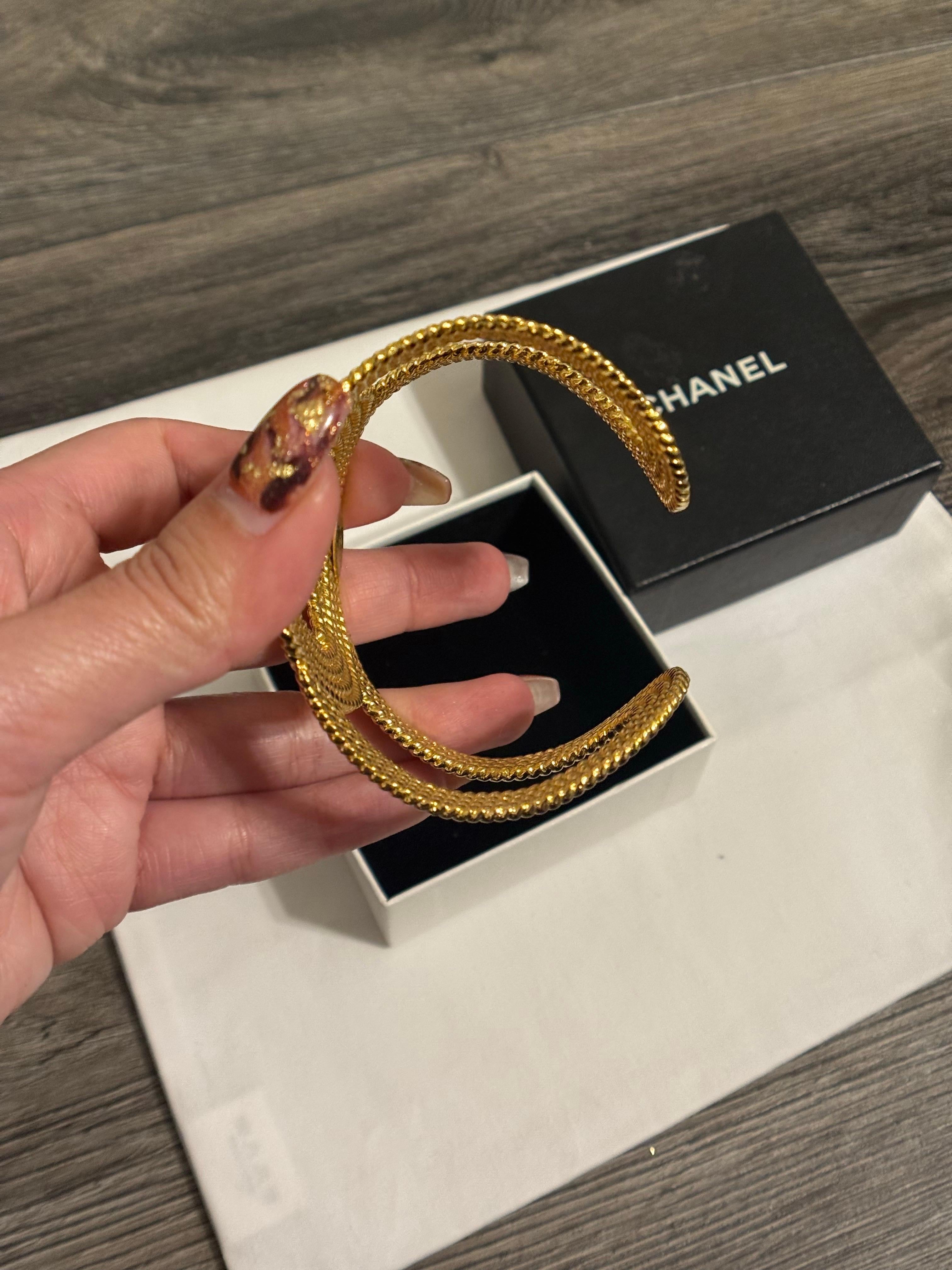 Chanel Vintage Pulsera Calada CC Oro en venta 1