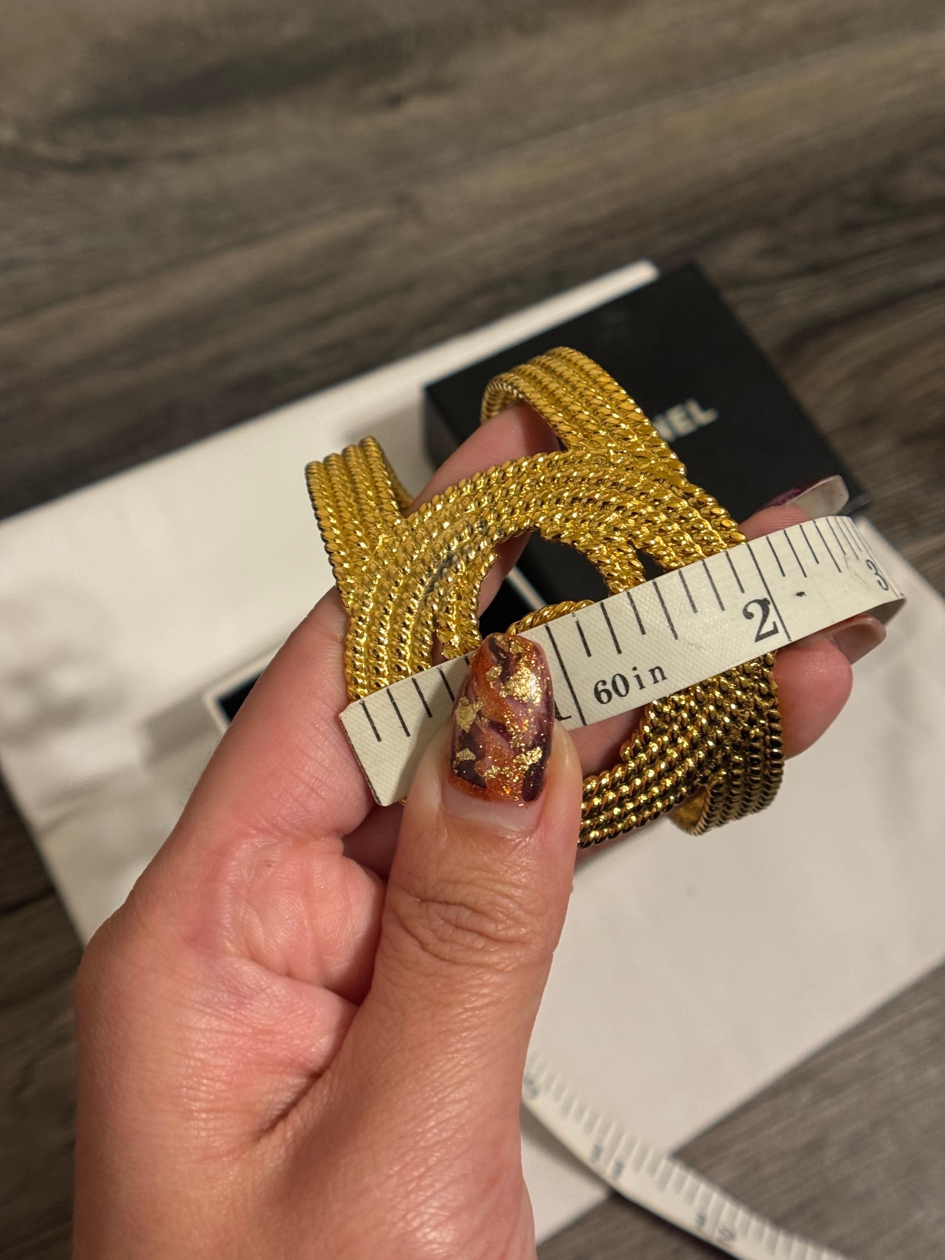 Chanel Vintage Pulsera Calada CC Oro en venta 2