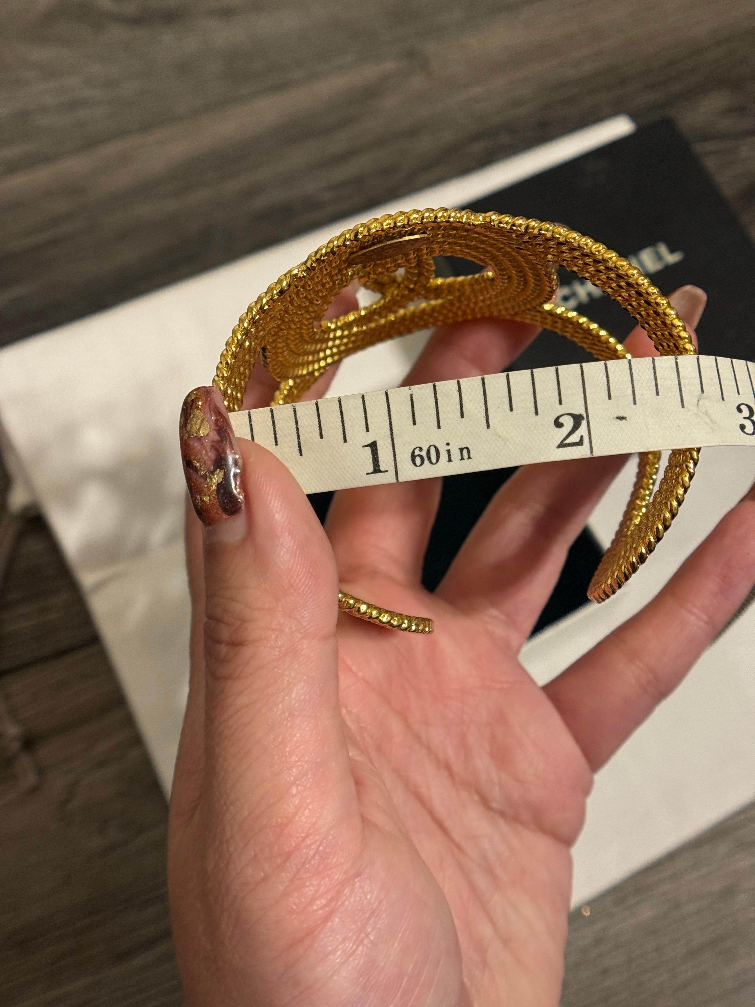 Chanel Vintage Pulsera Calada CC Oro en venta 3