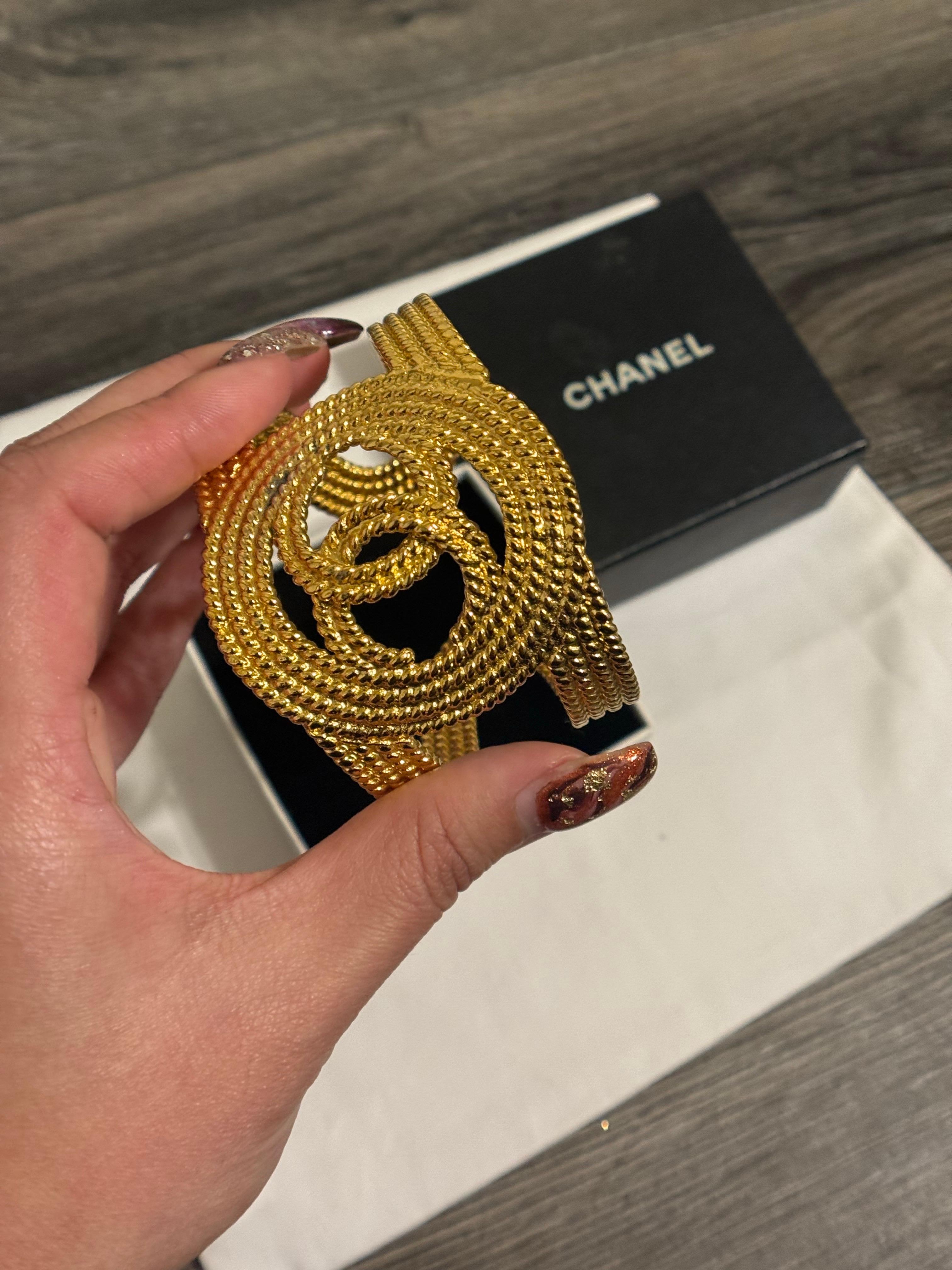 Chanel Vintage Pulsera Calada CC Oro en venta 4