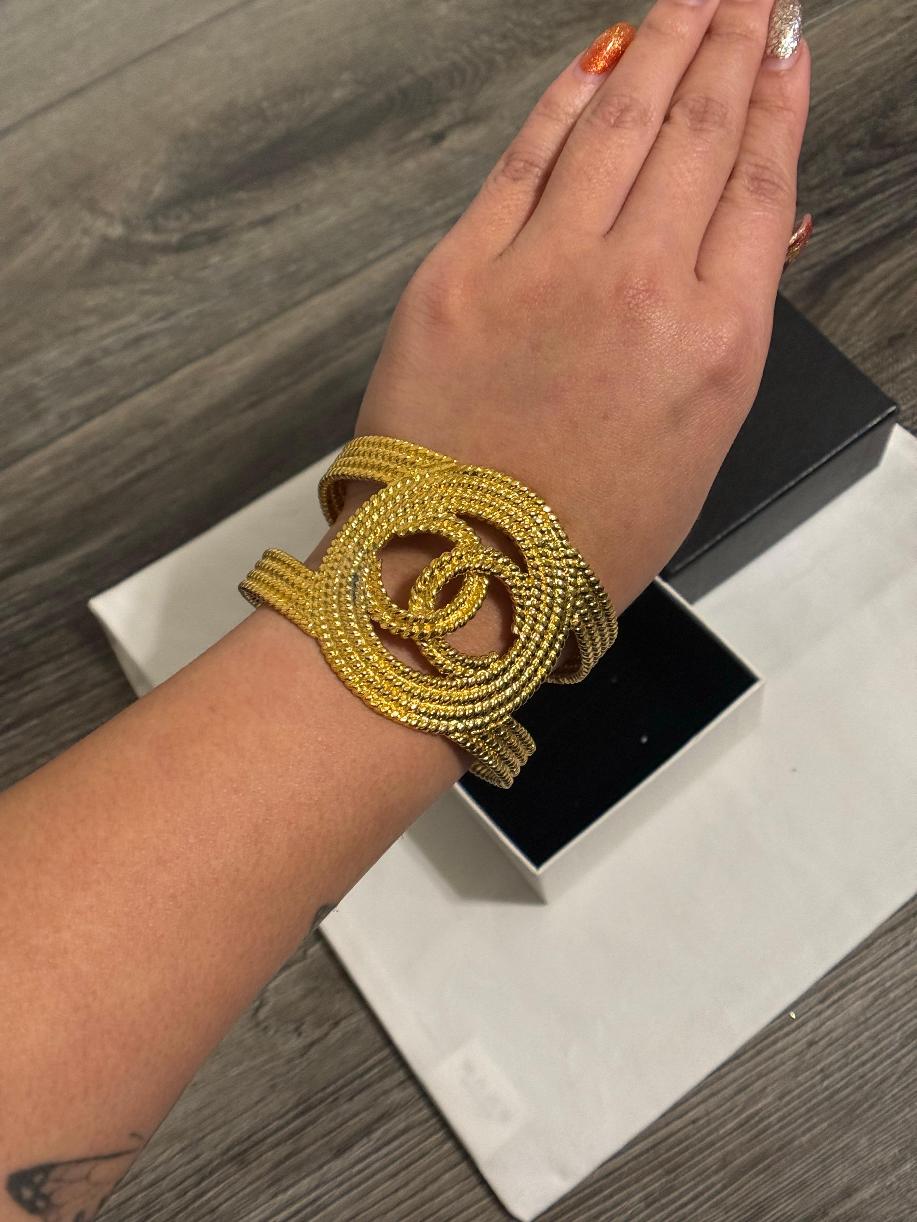 Chanel Vintage Pulsera Calada CC Oro en venta 5