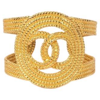Chanel Vintage Bracelet manchette ajourée en or CC