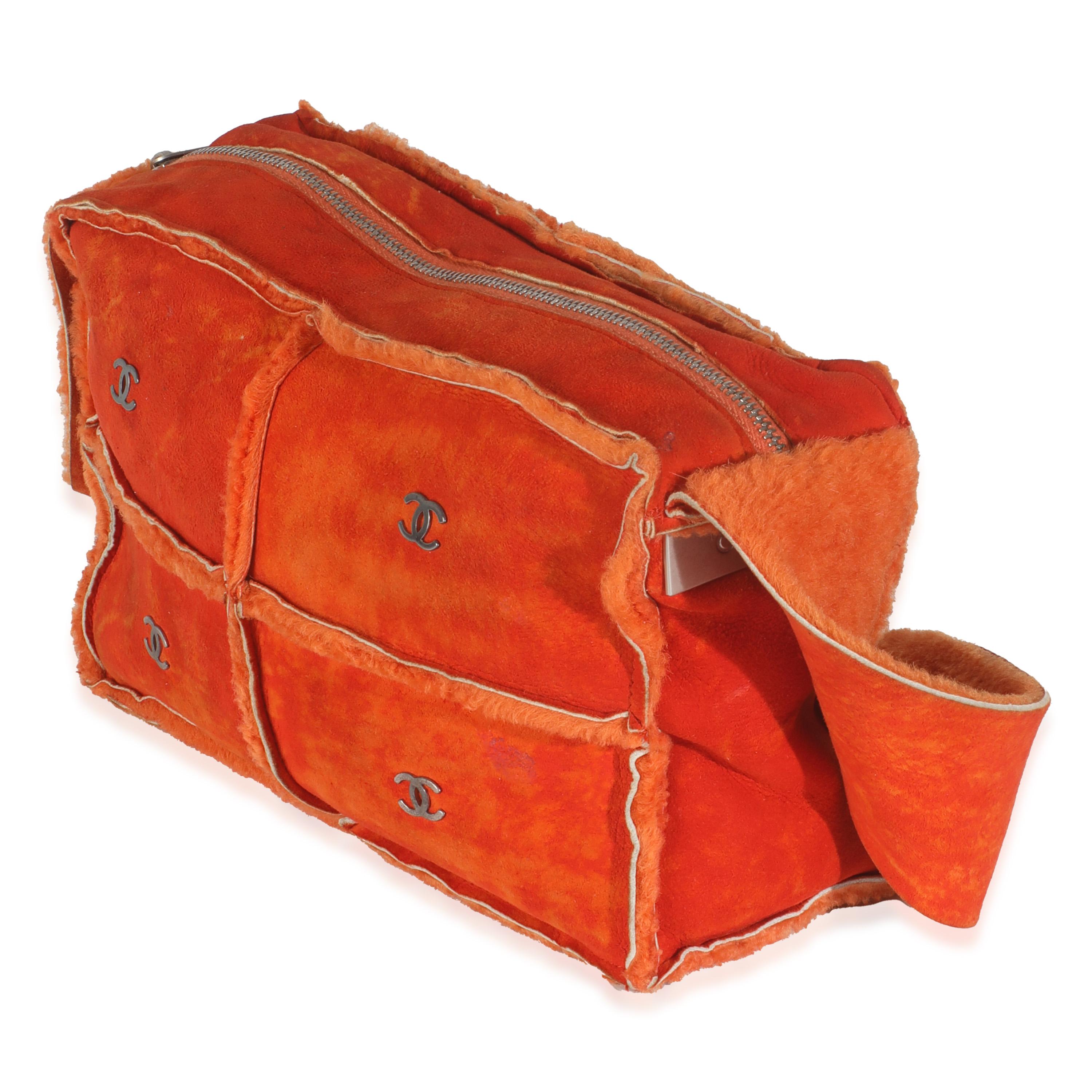 Chanel Vintage Orange Suede Shearling CC Logo Messenger In Excellent Condition For Sale In New York, NY