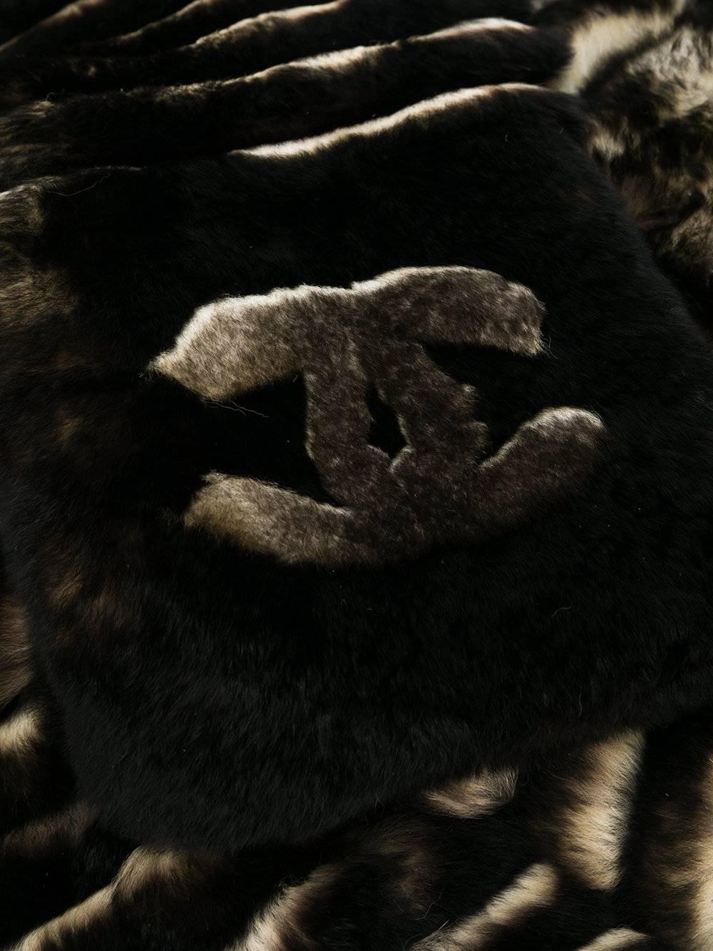Brown cashmere orilag fur scarf from Chanel Vintage featuring a signature interlocking CC logo and narrow pelts.

Colour: Brown

Composition: 30% Cashmere, 70% Orilag Fur

One Size

Condition: 9/10