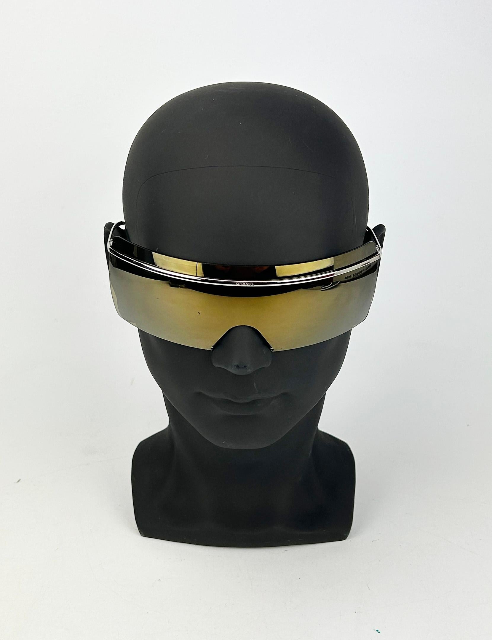 Chanel Vintage Oversize Gold Mirror Lens Ski Sonnenbrille c2000s in gutem Zustand. Goldfarbene, reflektierende, breite Gläser in Übergröße mit silbernen Beschlägen und dünnen Metallbügeln. Signiert von Chanel. Made in Italy. Seriennummer unten am