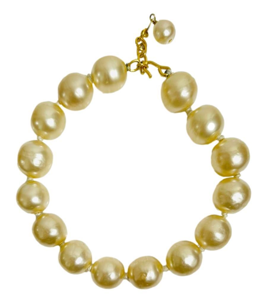 Chanel Vintage Oversized Pearl Choker Necklace

From 1994 Collection. Oversized baroque pearl necklace 

with gold plated closure.

Size - One Size

Condition - Vintage - Good (Some slight peeling to a one of the pearls)

Composition - Faux
