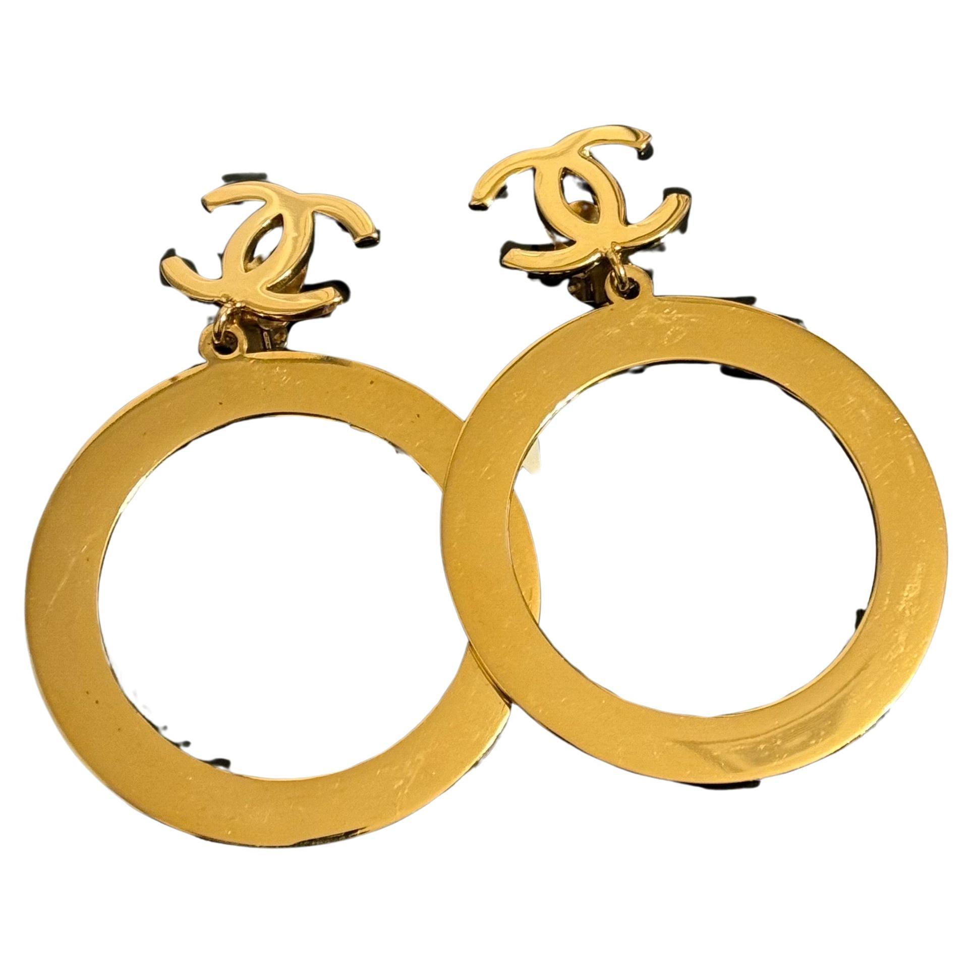 Chanel Vintage Oversize XL Oro Logo Hoop Drop Orecchini a clip
