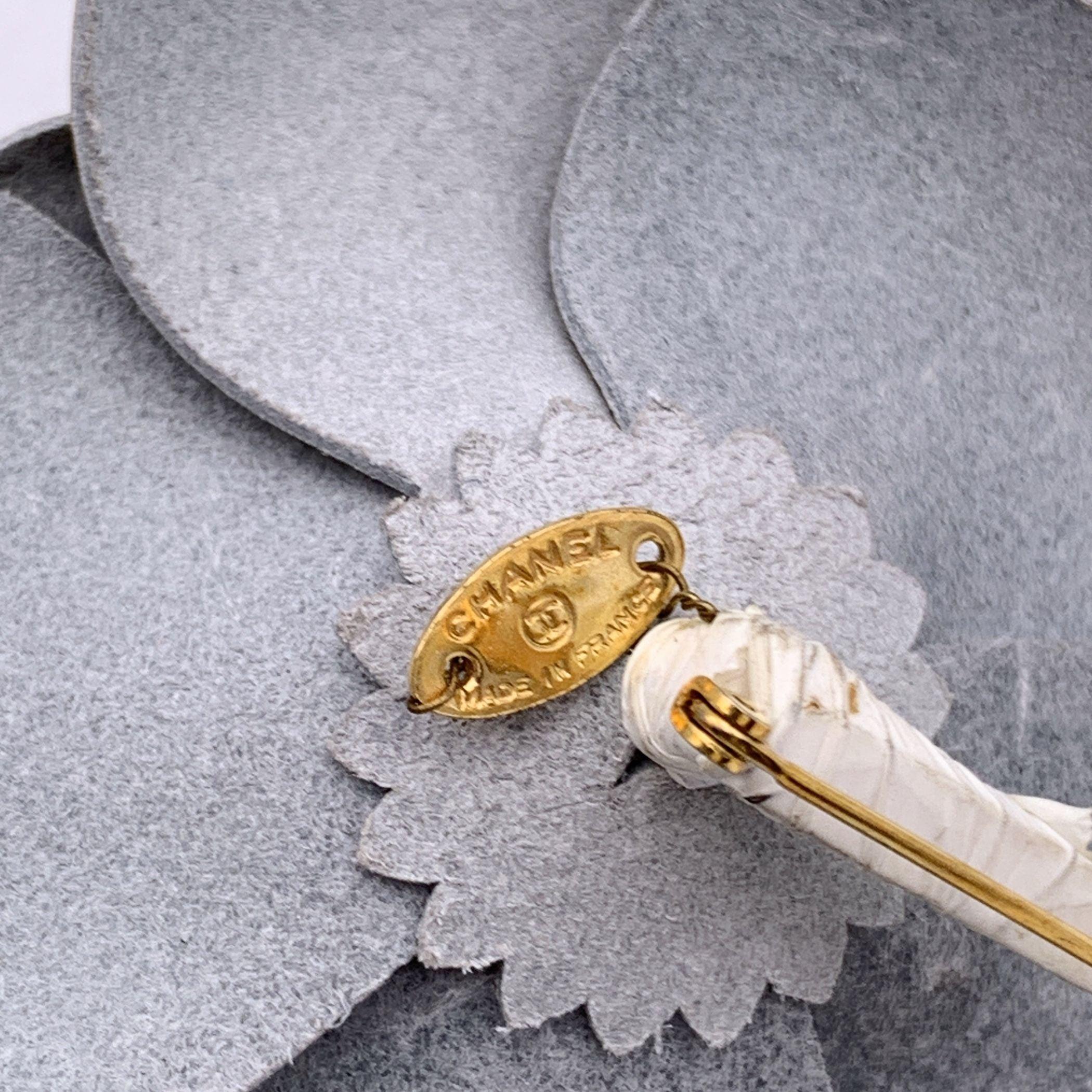 Chanel Vintage Patent Leather CC Logo Camelia Camellia Brooch In Good Condition In Rome, Rome
