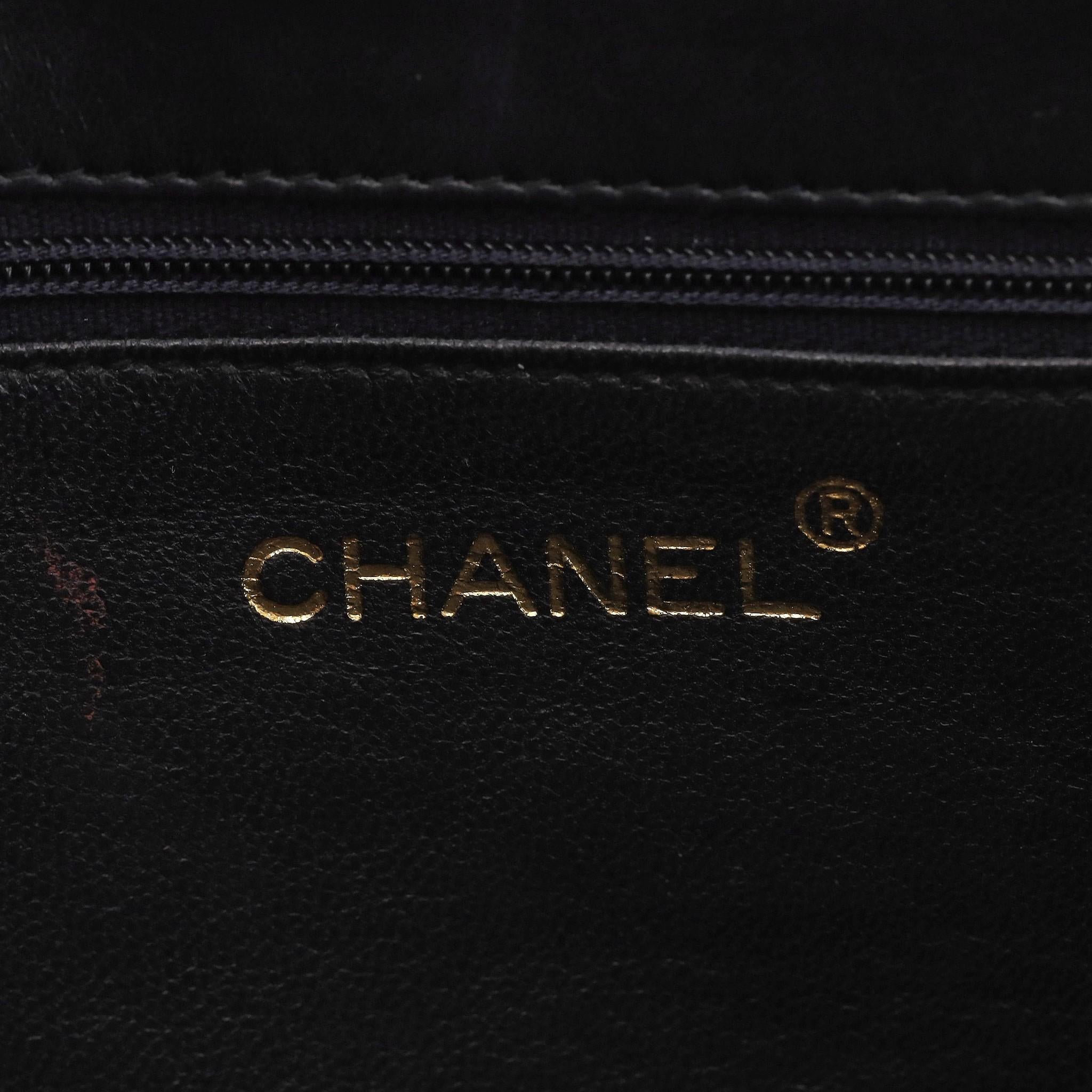 Chanel Vintage Umhängetasche aus Lackleder mit 'CC' Logo 5