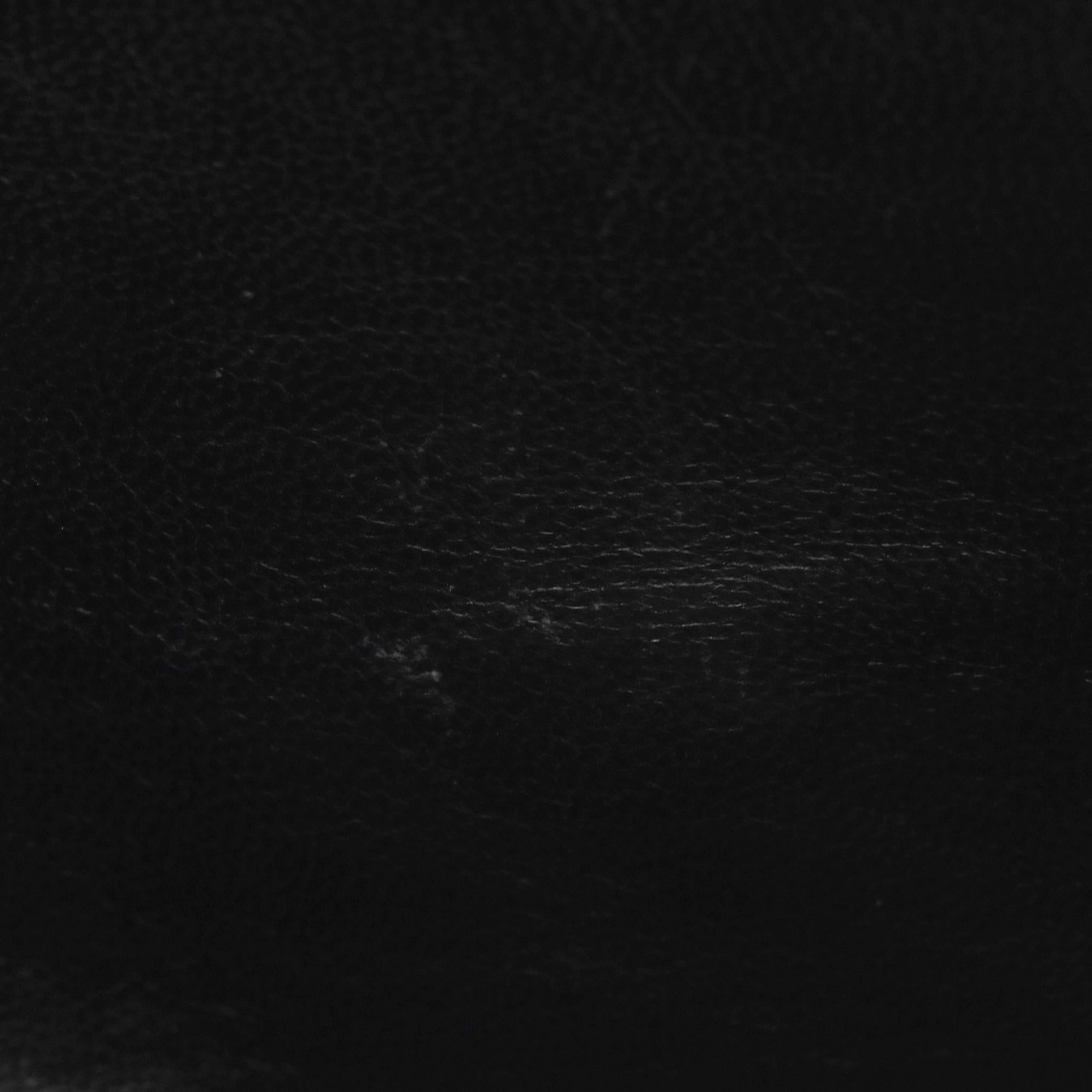Chanel Vintage Umhängetasche aus Lackleder mit 'CC' Logo 8