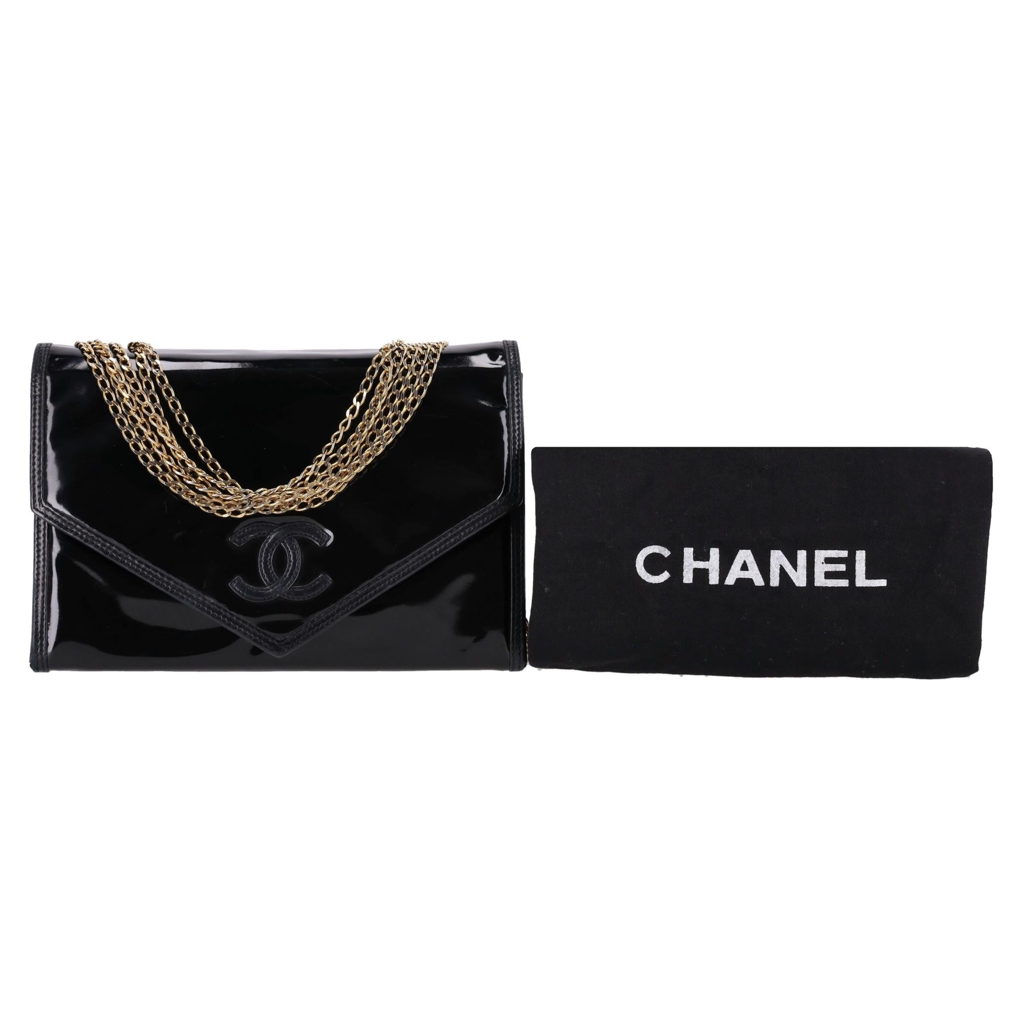 Seltenes Stück - Chanel Vintage Lackleder 'CC' Logo Crossbody Tasche

Schwarze Tasche in Umschlagform mit eingeprägtem 