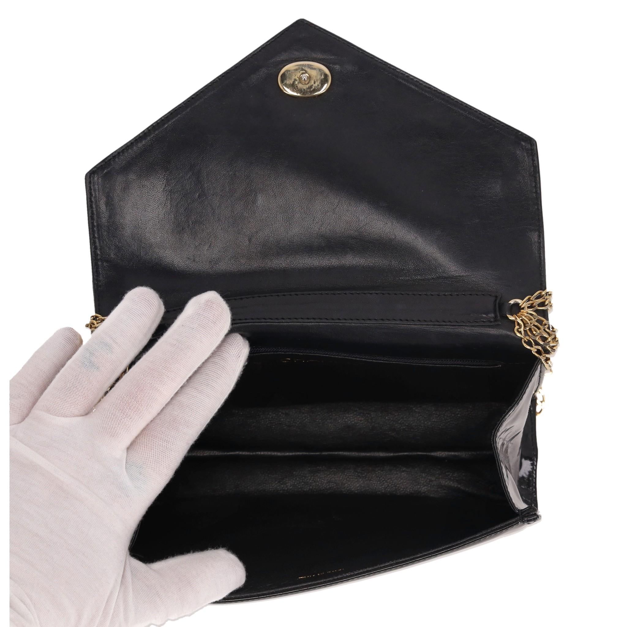 Chanel Vintage Umhängetasche aus Lackleder mit 'CC' Logo 2