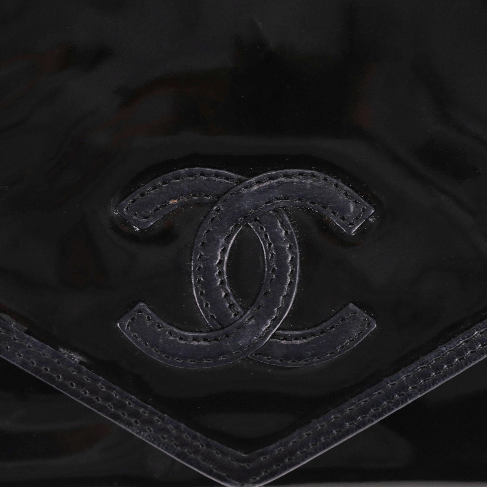 Chanel Vintage Umhängetasche aus Lackleder mit 'CC' Logo 4