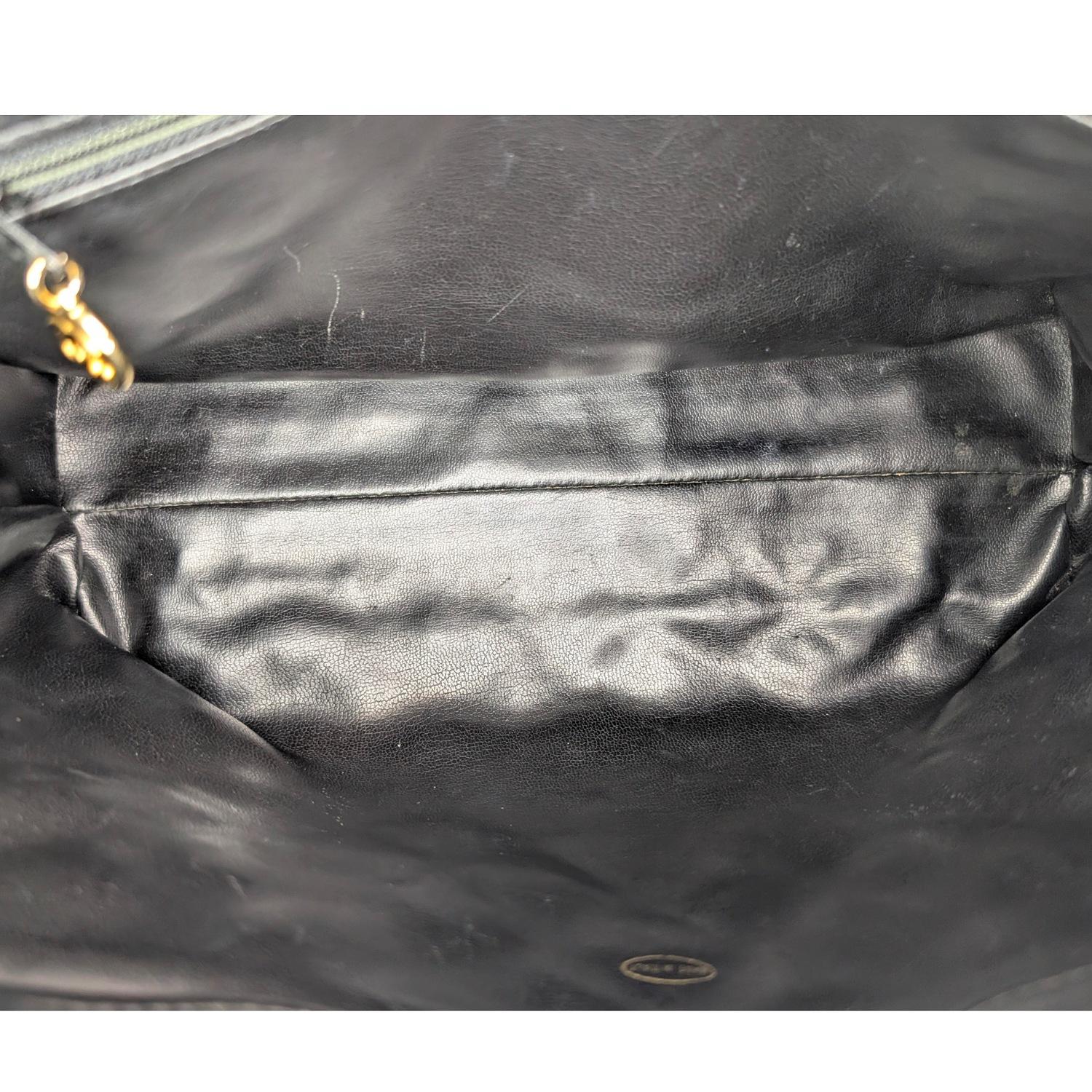 Chanel Vintage Patent Quilted CC Chain Tote en vente 5