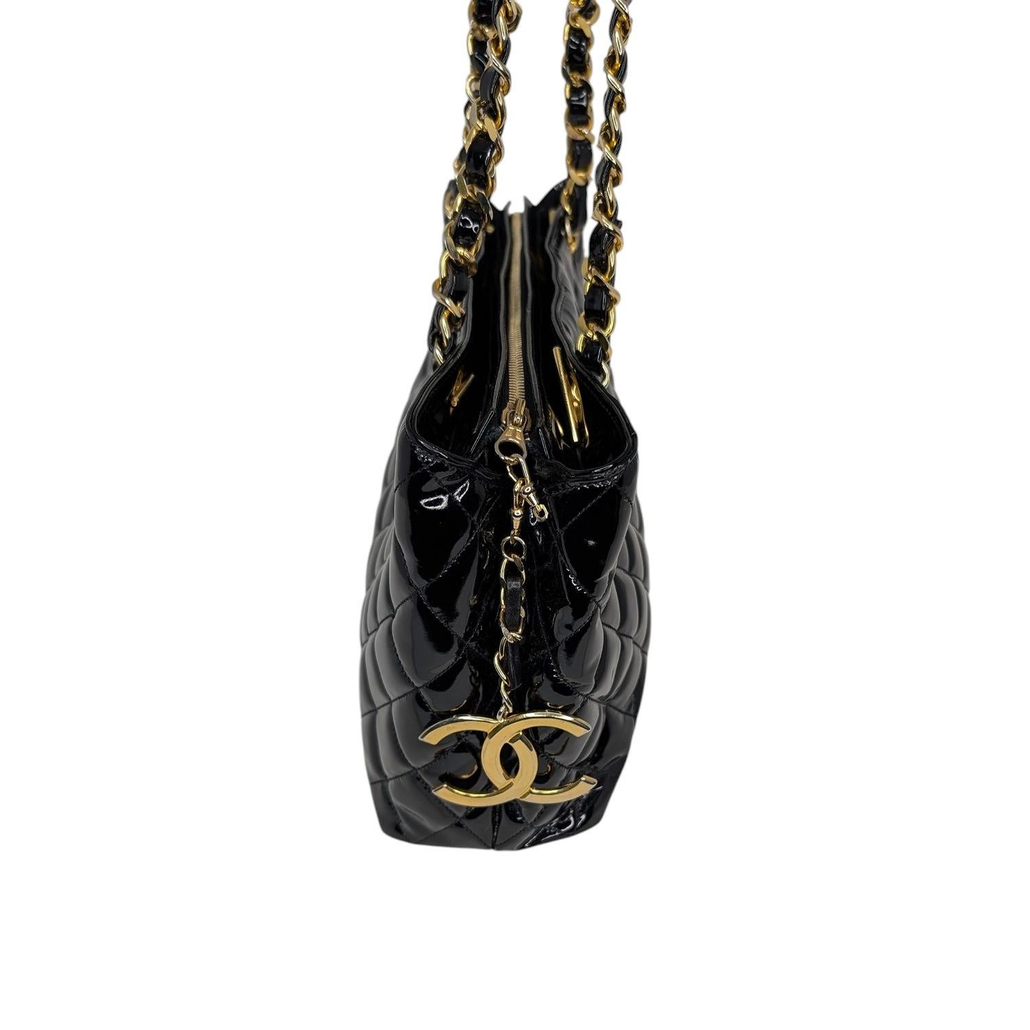 Noir Chanel Vintage Patent Quilted CC Chain Tote en vente