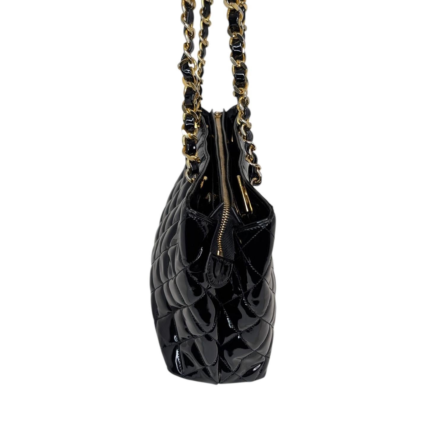 Chanel Vintage Patent Quilted CC Chain Tote Bon état - En vente à Scottsdale, AZ