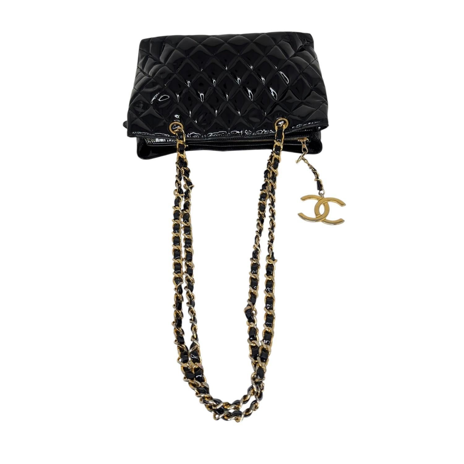 Chanel Vintage Patent Quilted CC Chain Tote en vente 2