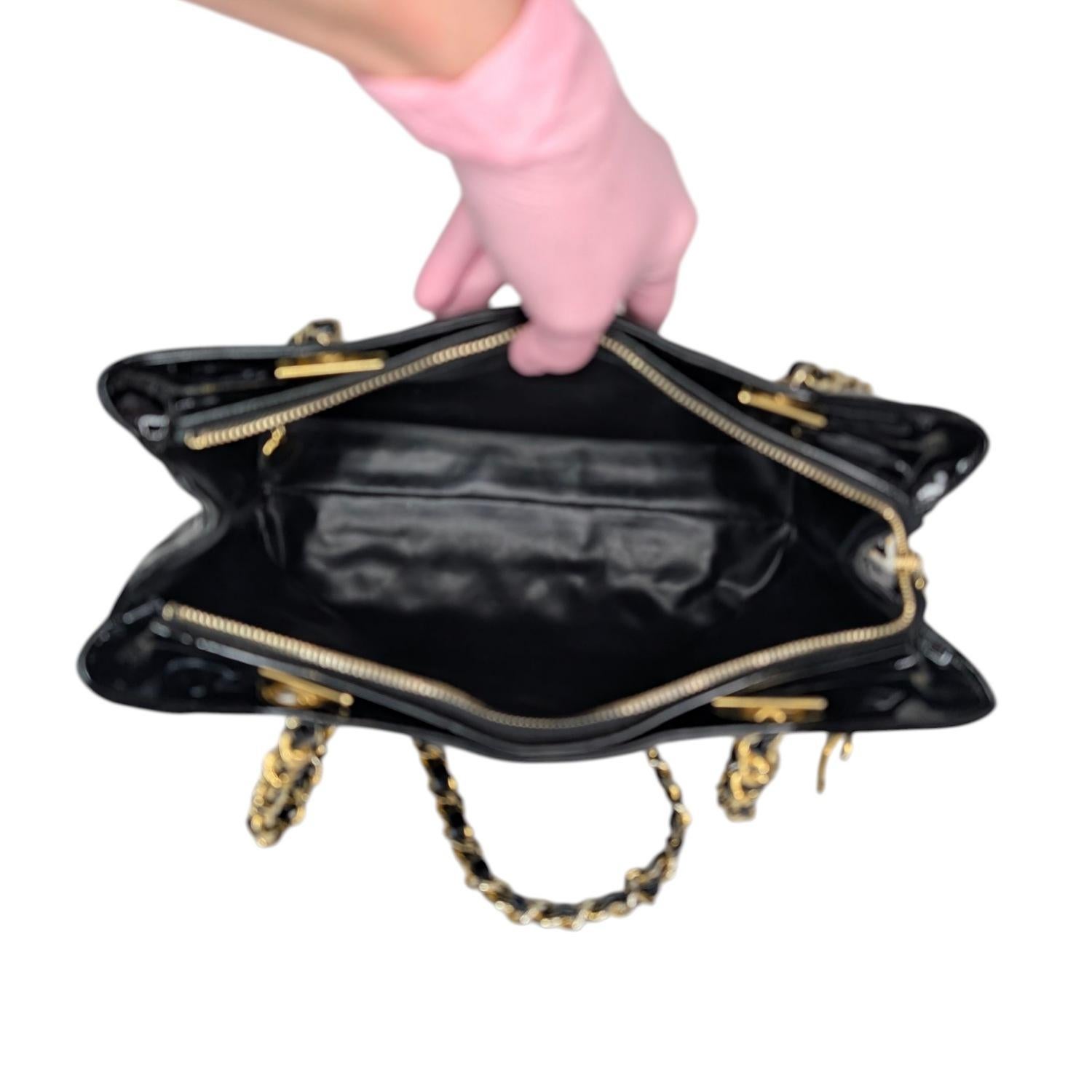 Chanel Vintage Patent Quilted CC Chain Tote en vente 4