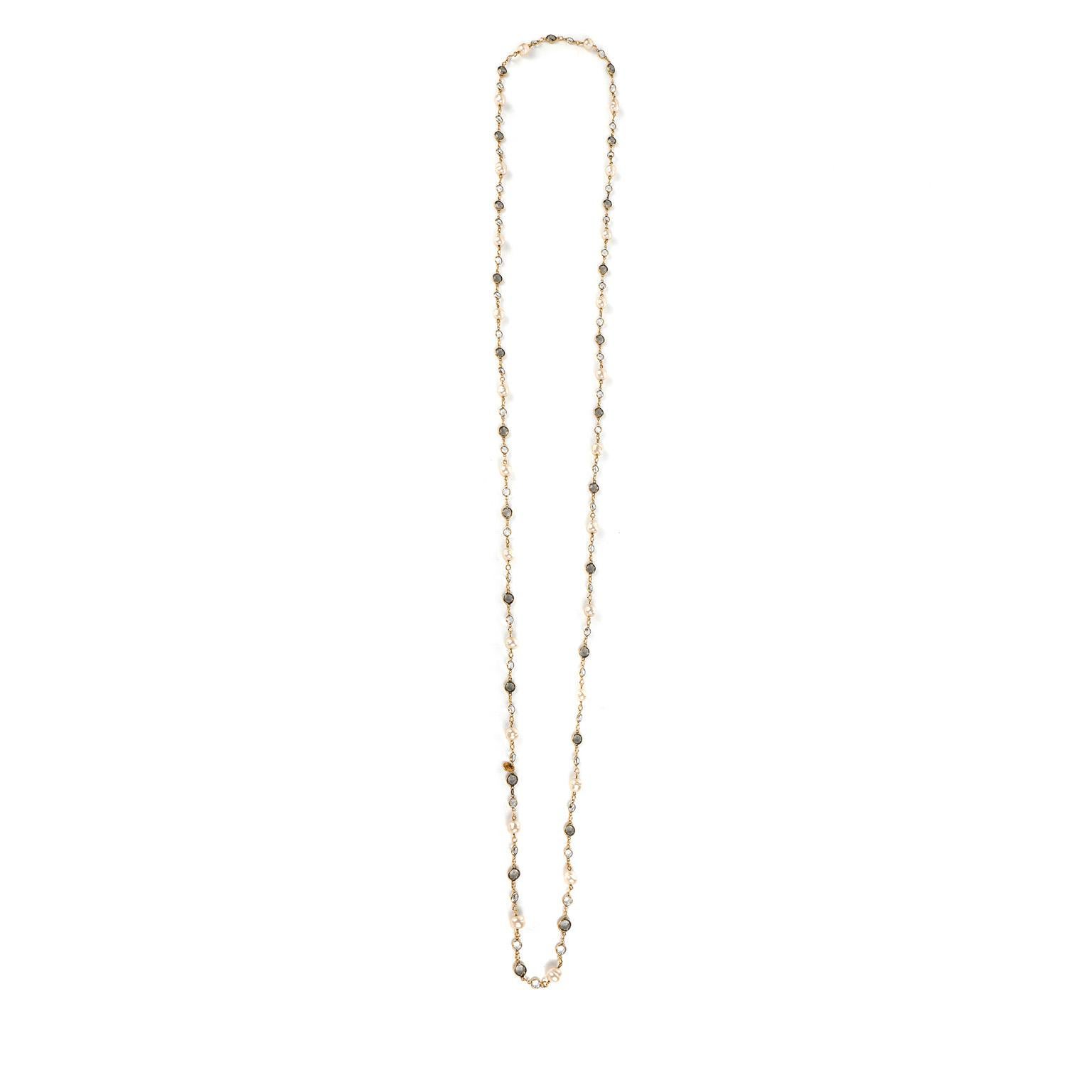 Diese authentische Chanel Perle und Kristall Opera Länge Halskette ist in schönem Zustand Form der 1980er Jahre.  Barocke Perlen werden durch runde, schlichte Kristalle getrennt und entlang einer Oper aus 24 Karat vergoldeten Gliedern aufgereiht. 