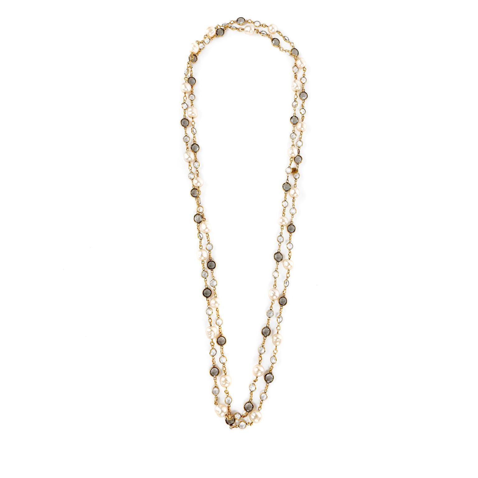 Chanel Vintage Perlen- und Kristall-Halskette in Opernlänge im Zustand „Gut“ im Angebot in Palm Beach, FL
