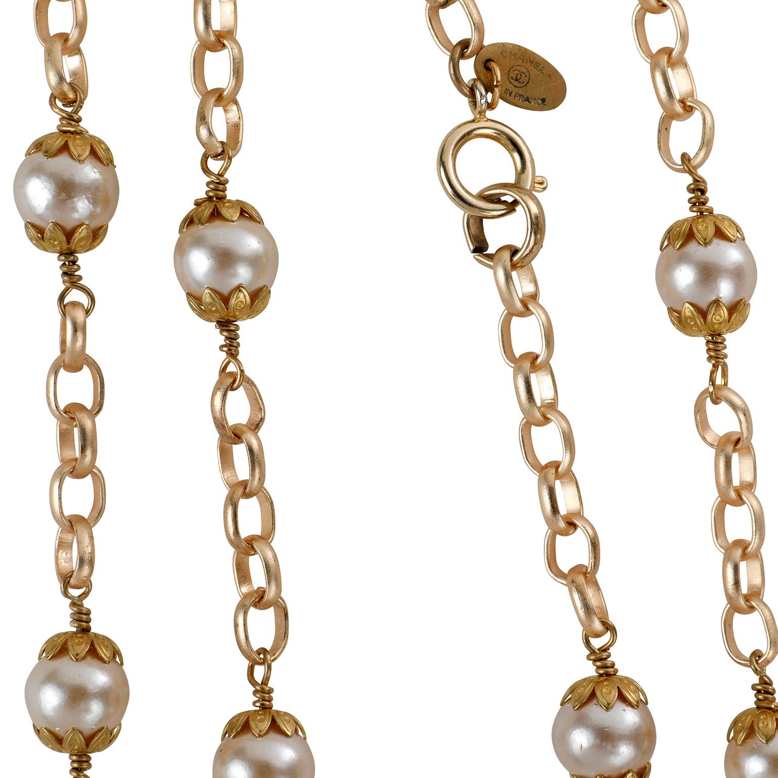 Chanel Vintage Pearl and Gold Link Necklace 1980's In Good Condition For Sale In Palm Beach, FL