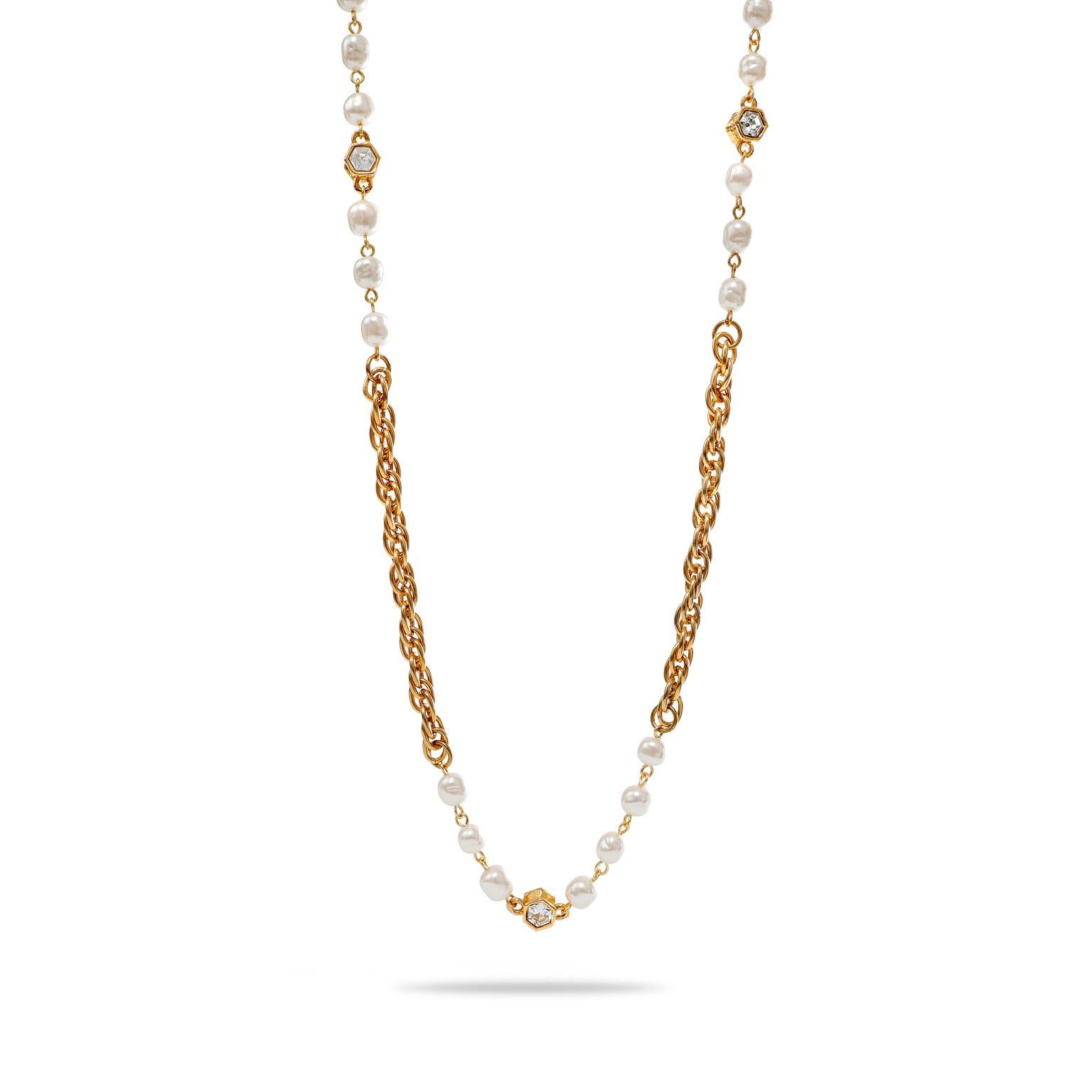 Diese authentische Chanel Perle und Strass Halskette ist in ausgezeichnetem Vintage-Zustand aus den 1970er Jahren.  24 Karat vergoldete Gliederkette mit weißen Barockperlen und sechseckig gefassten Strasskristallen.   Ungefähr 24 Zoll.   