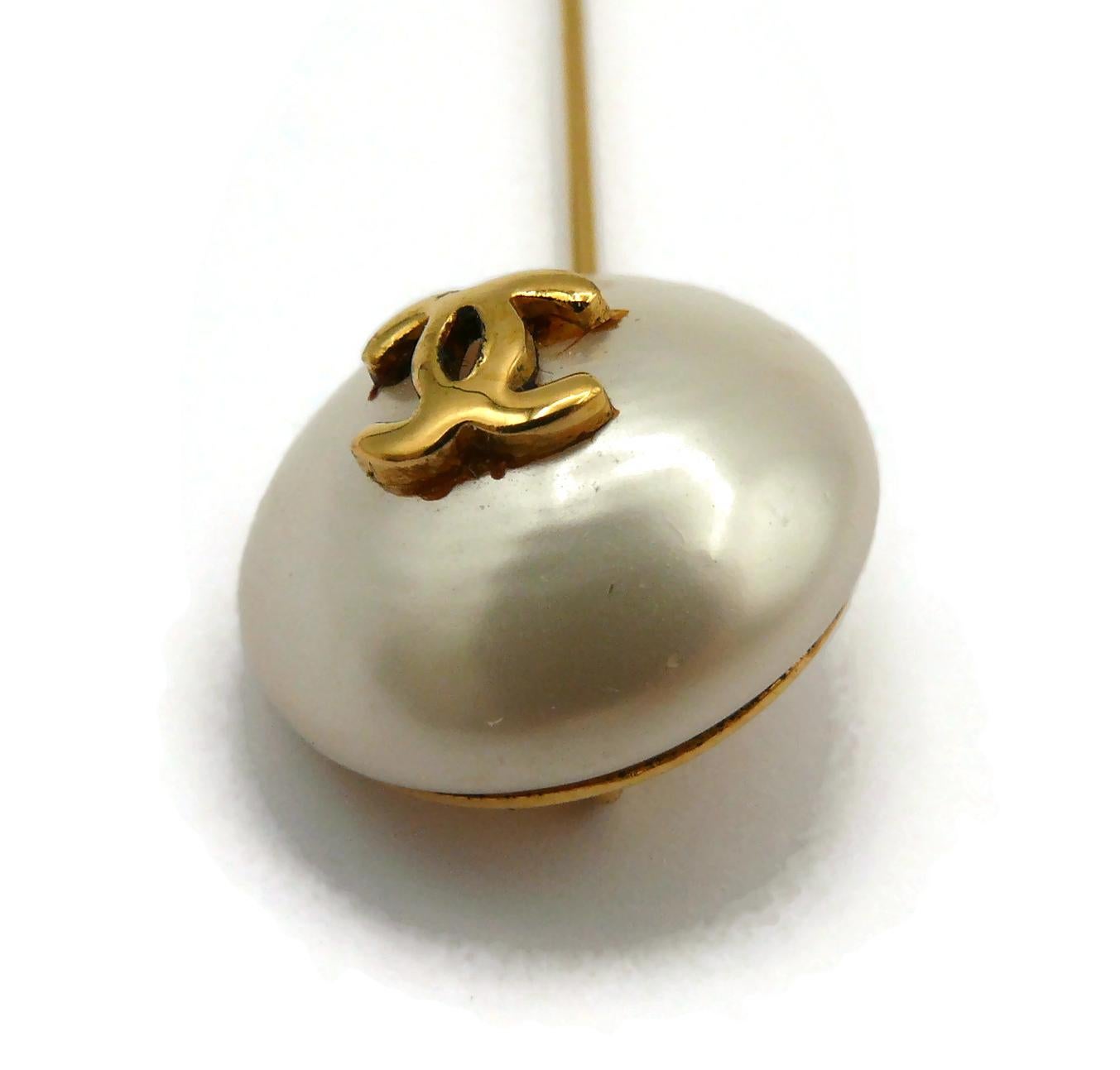 CHANEL Vintage Pearl CC Logo Lapel Pin For Sale 5