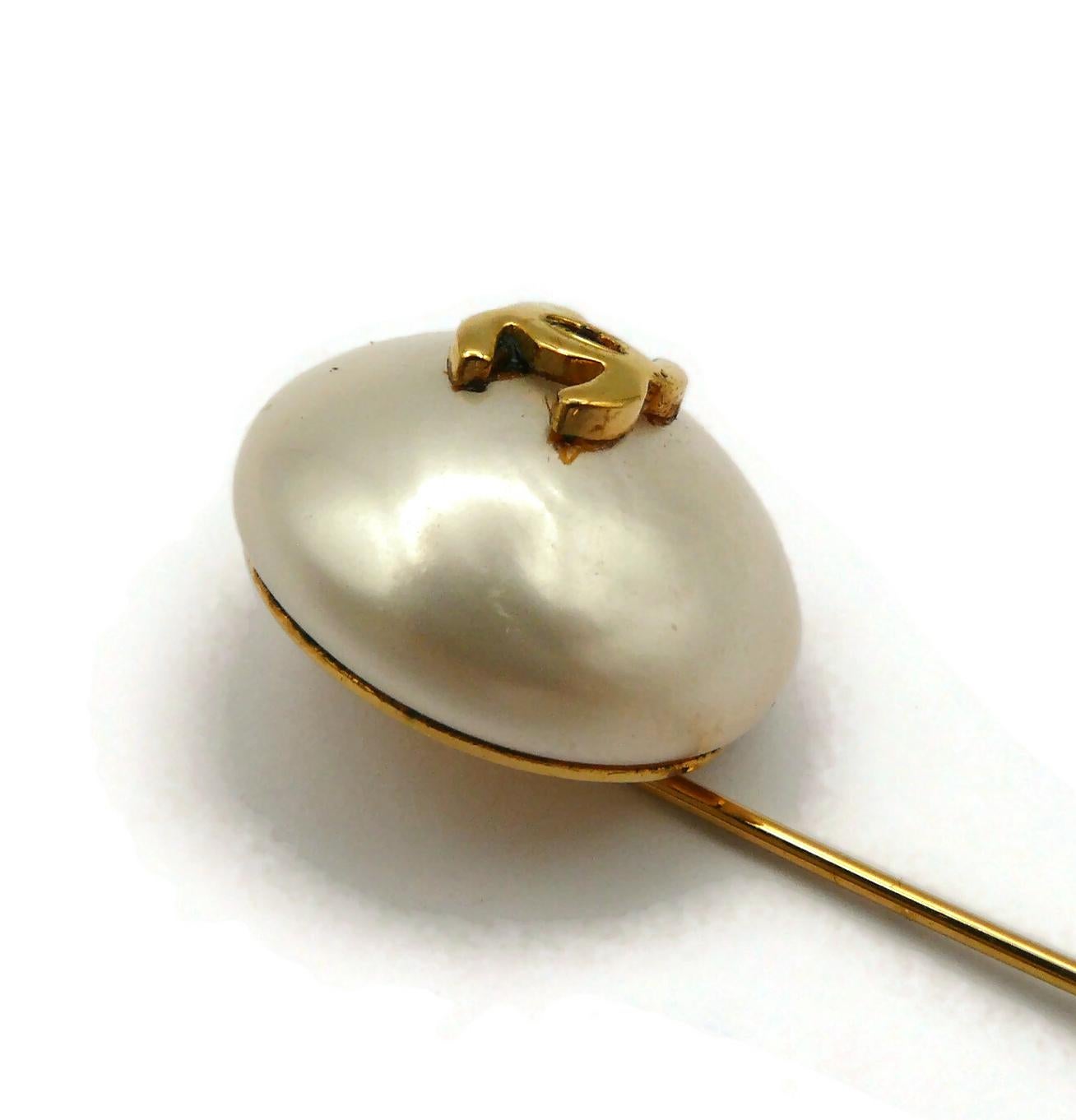 CHANEL Vintage Pearl CC Logo Lapel Pin For Sale 6