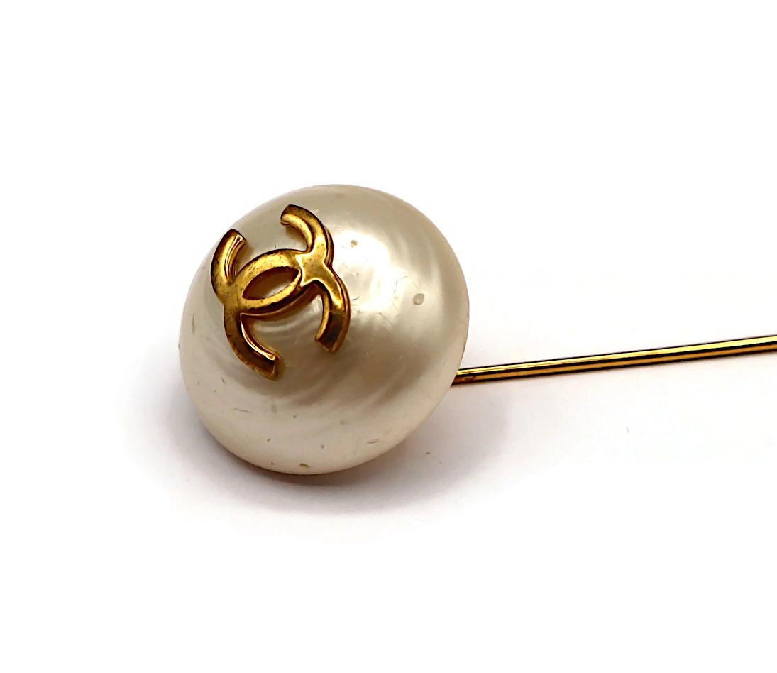 CHANEL Vintage Pearl CC Logo Lapel Pin For Sale 7