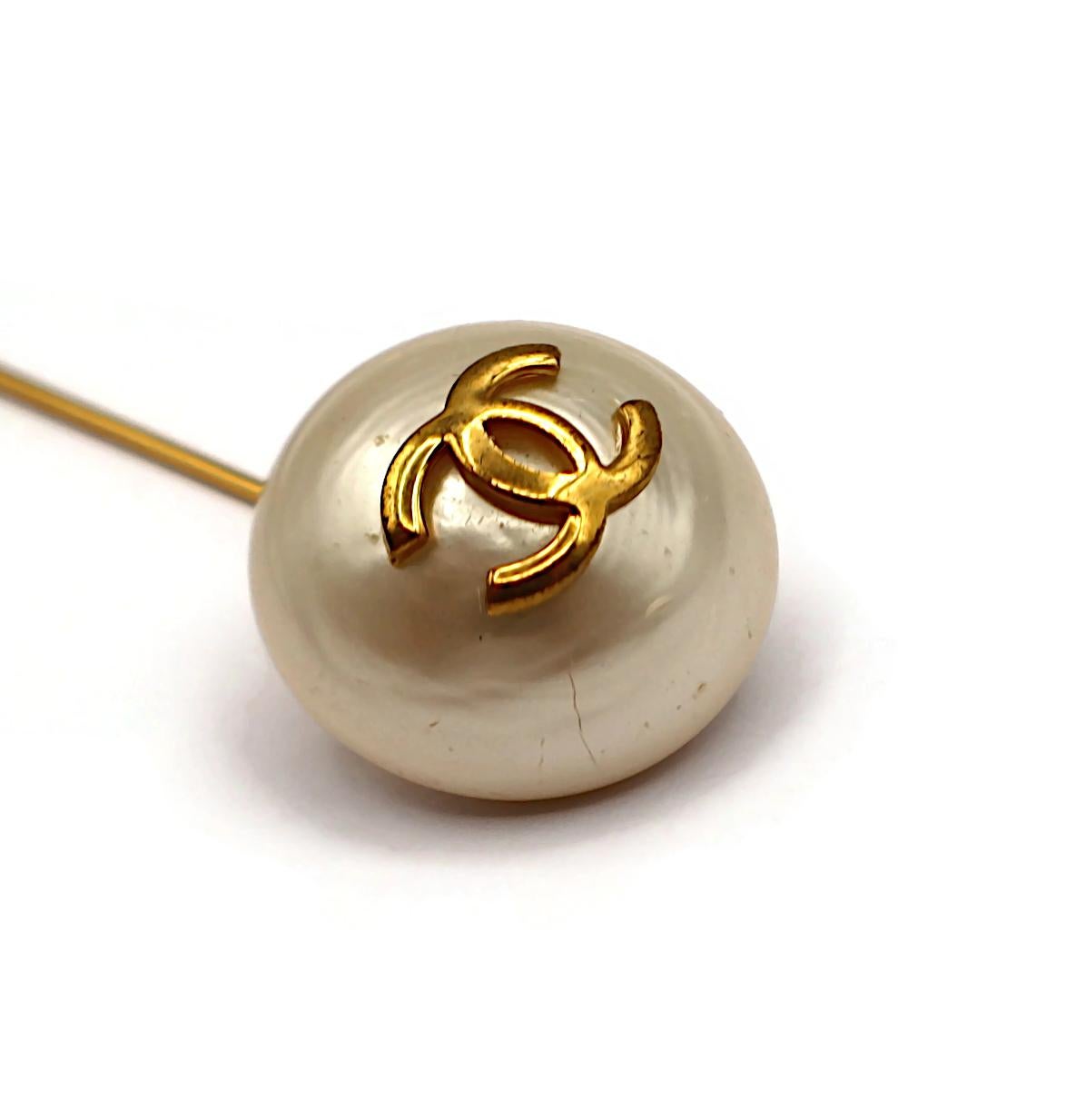 CHANEL Vintage Pearl CC Logo Lapel Pin For Sale 8